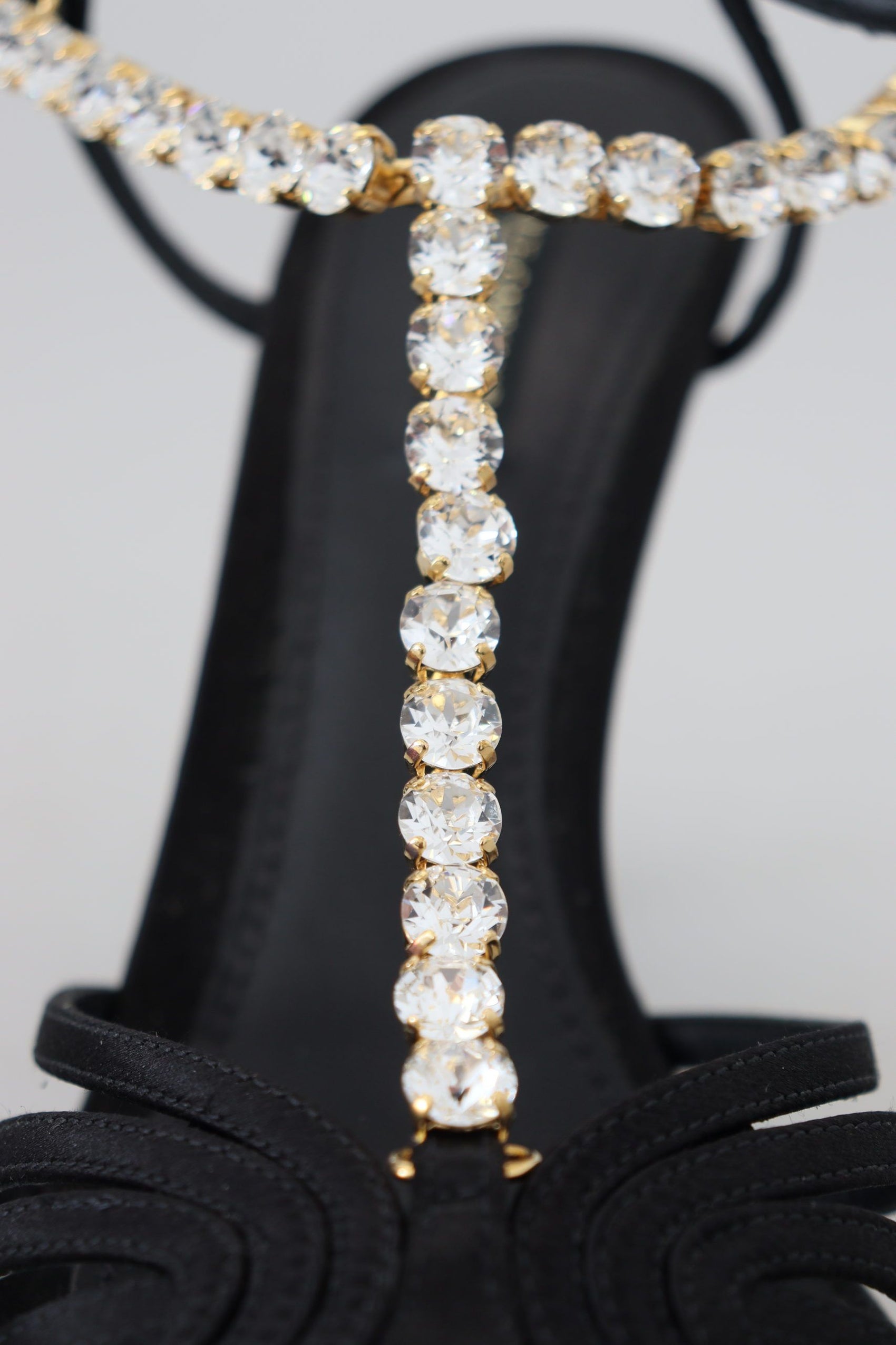 Elegante Pumps mit T-Riemen und Kristallen aus Seidenmischung