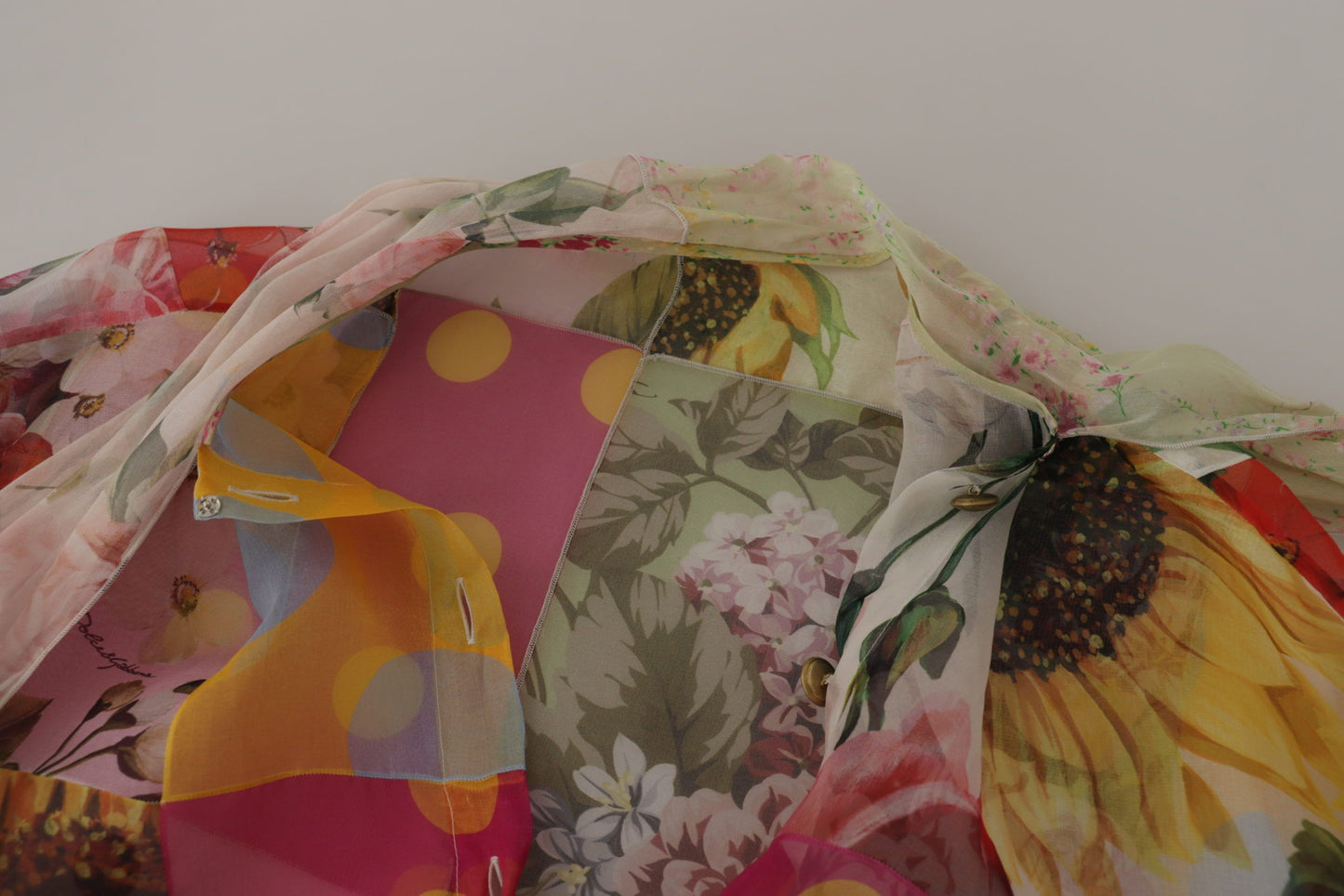 Mehrfarbige Seidenbluse mit Ascot-Kragen