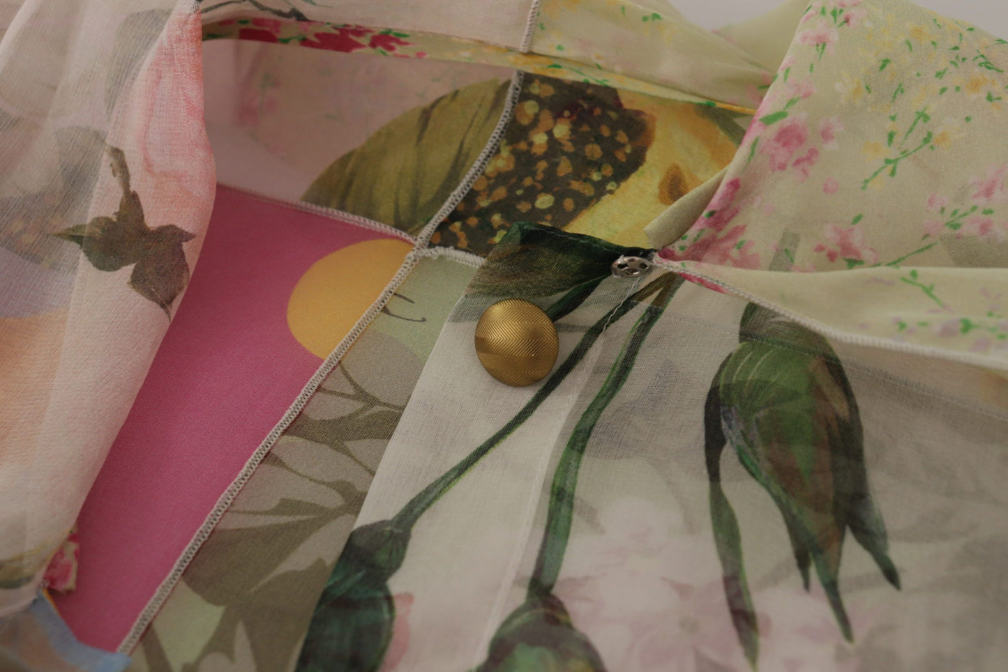 Mehrfarbige Seidenbluse mit Ascot-Kragen