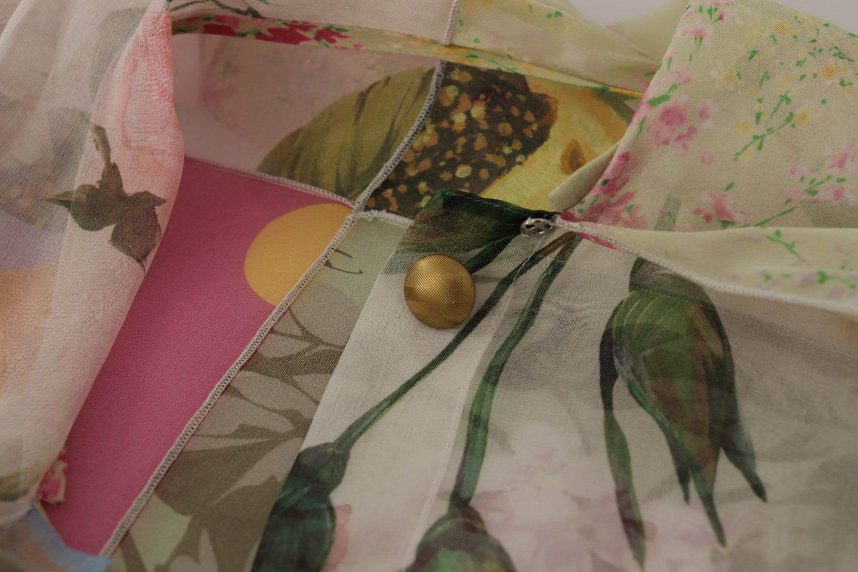 Mehrfarbige Seidenbluse mit Ascot-Kragen