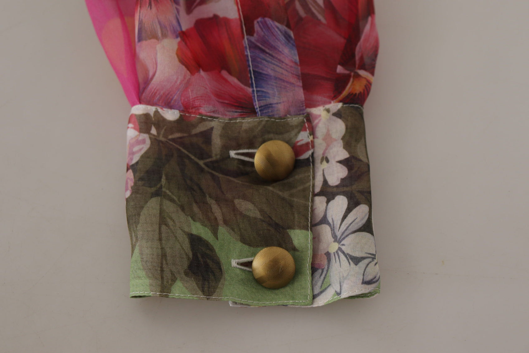 Mehrfarbige Seidenbluse mit Ascot-Kragen