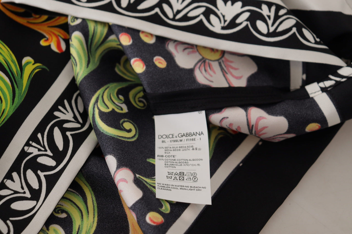 Seidenbluse mit Rundhalsausschnitt und barockem Blumenmuster