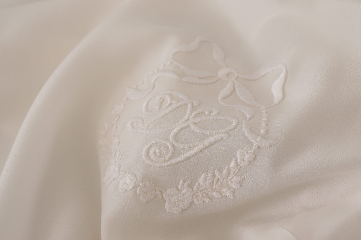 Edles Seidentop mit Logo-Stickerei