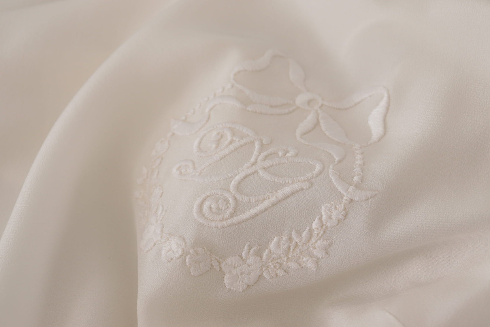 Edles Seidentop mit Logo-Stickerei