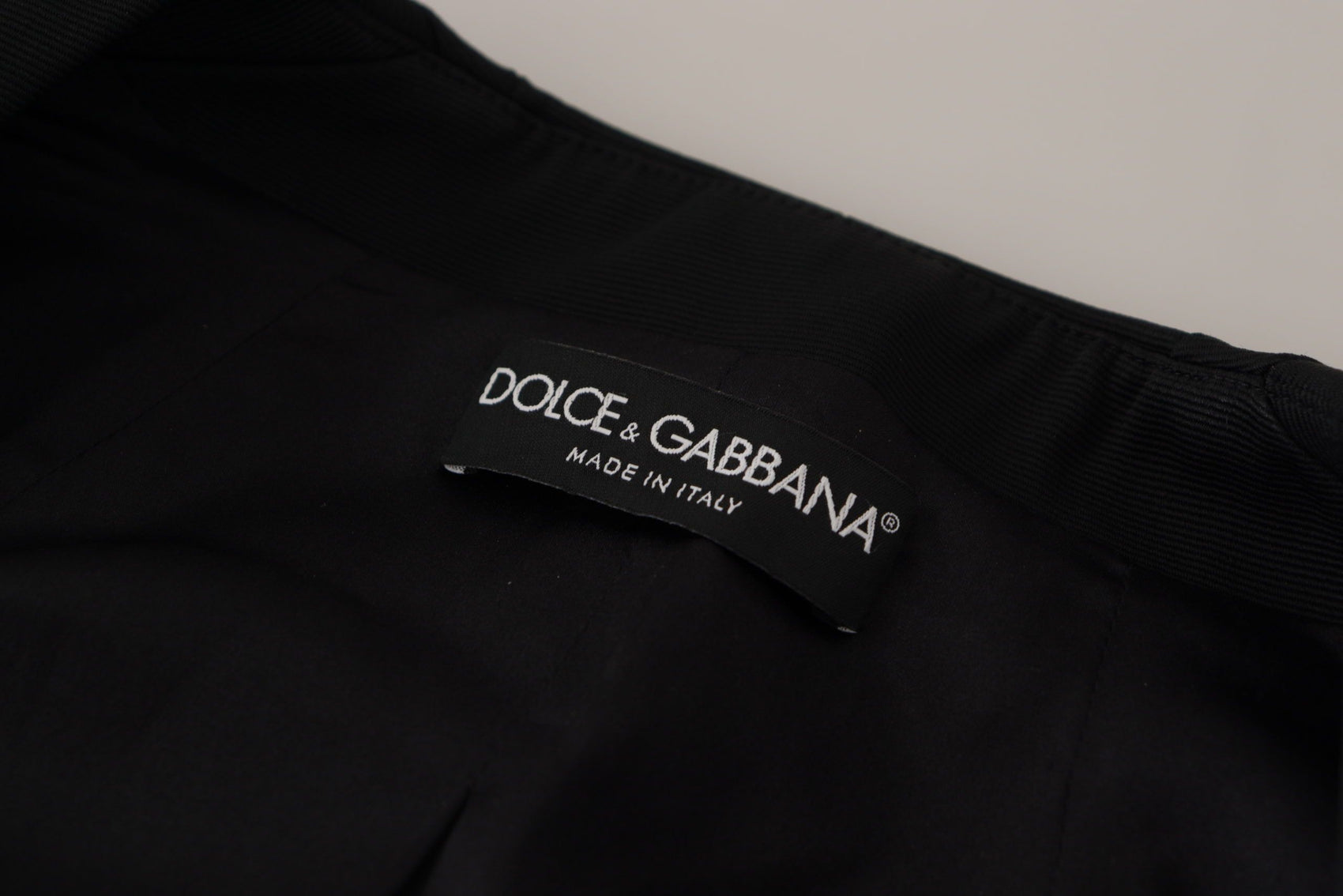 Elegante giacca nera con bottoni automatici e fodera in seta