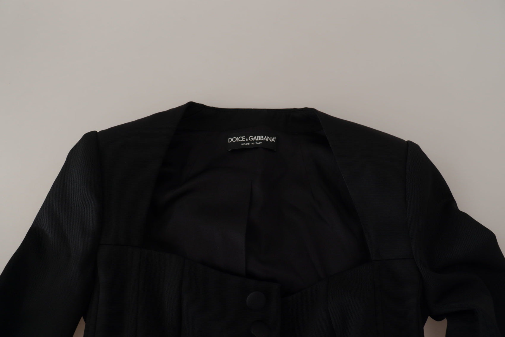 Elegante giacca nera con bottoni automatici e fodera in seta