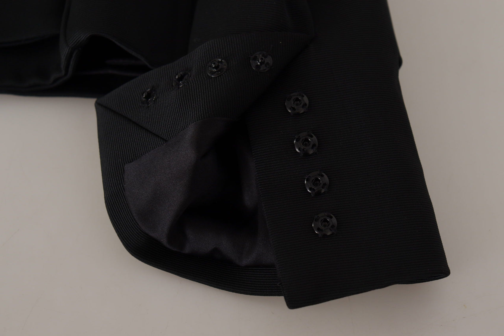 Elegante giacca nera con bottoni automatici e fodera in seta