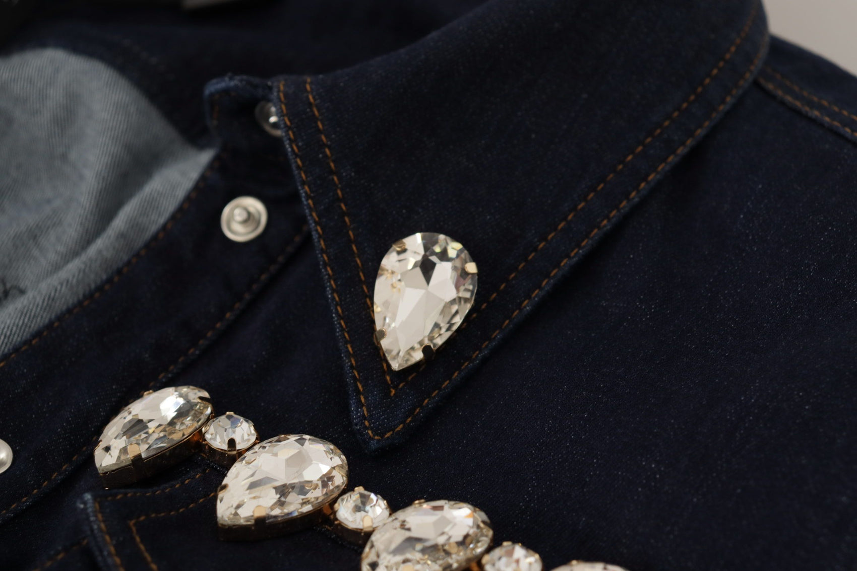 Elegante giacca in denim impreziosita da cristalli