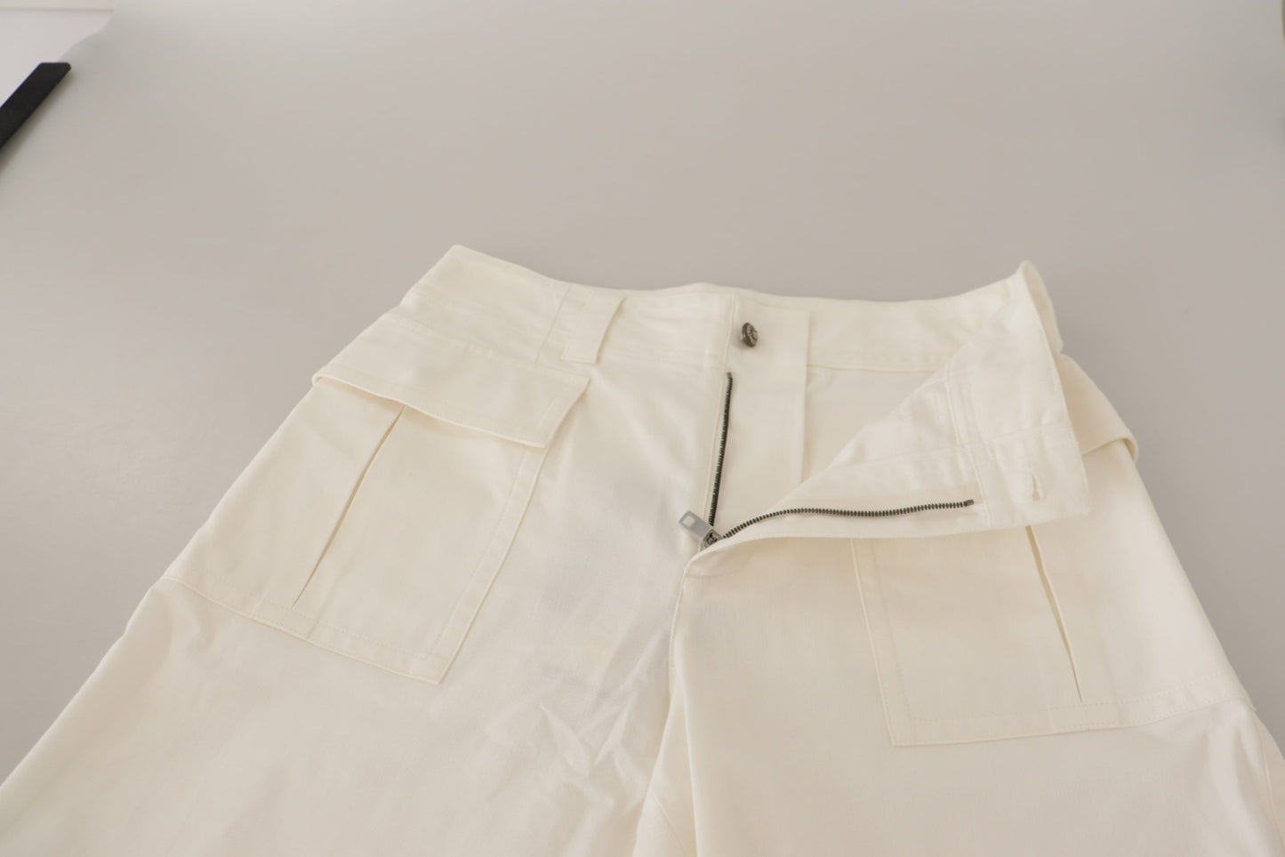 Eleganti pantaloni bianchi a vita alta affusolati