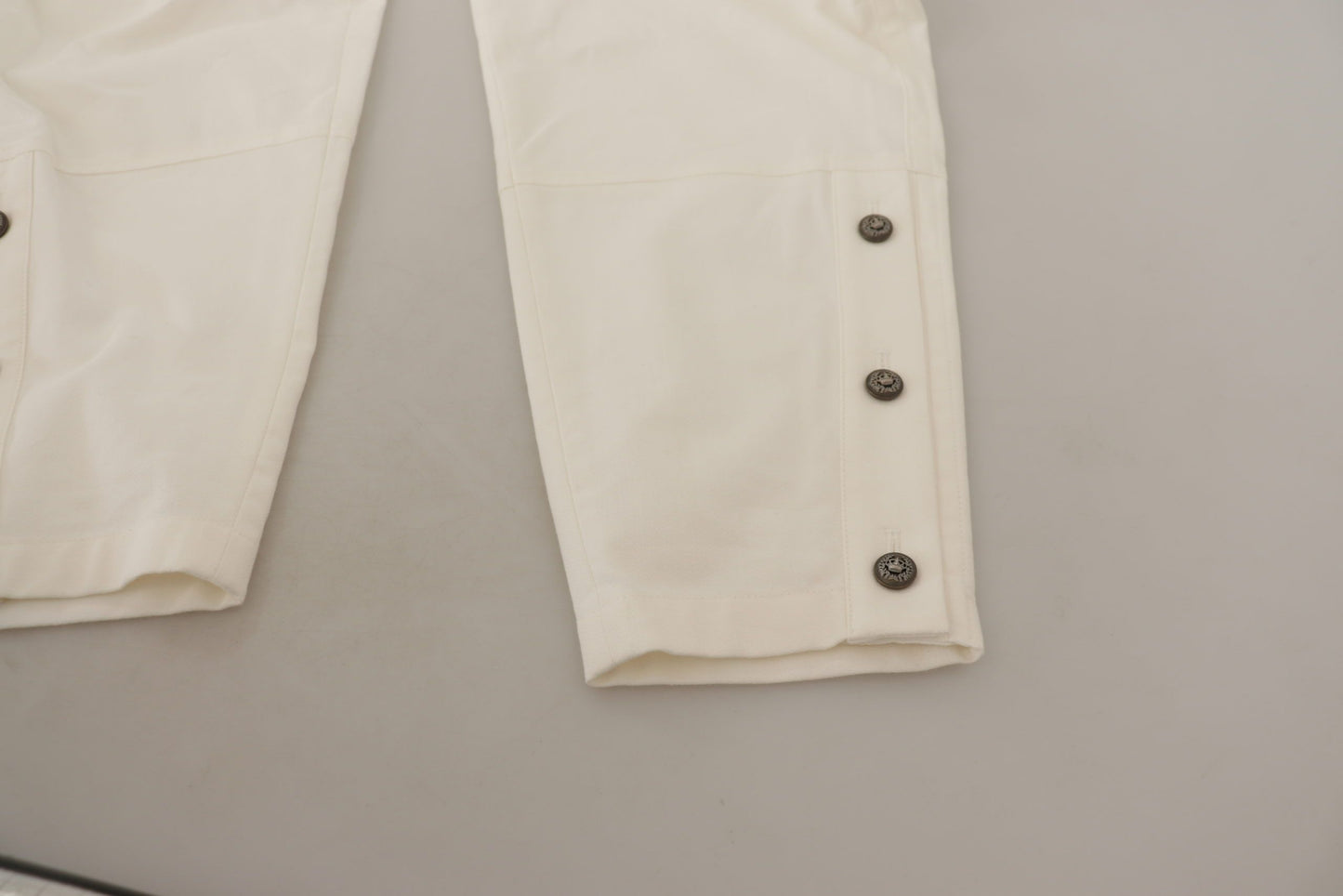 Eleganti pantaloni bianchi a vita alta affusolati