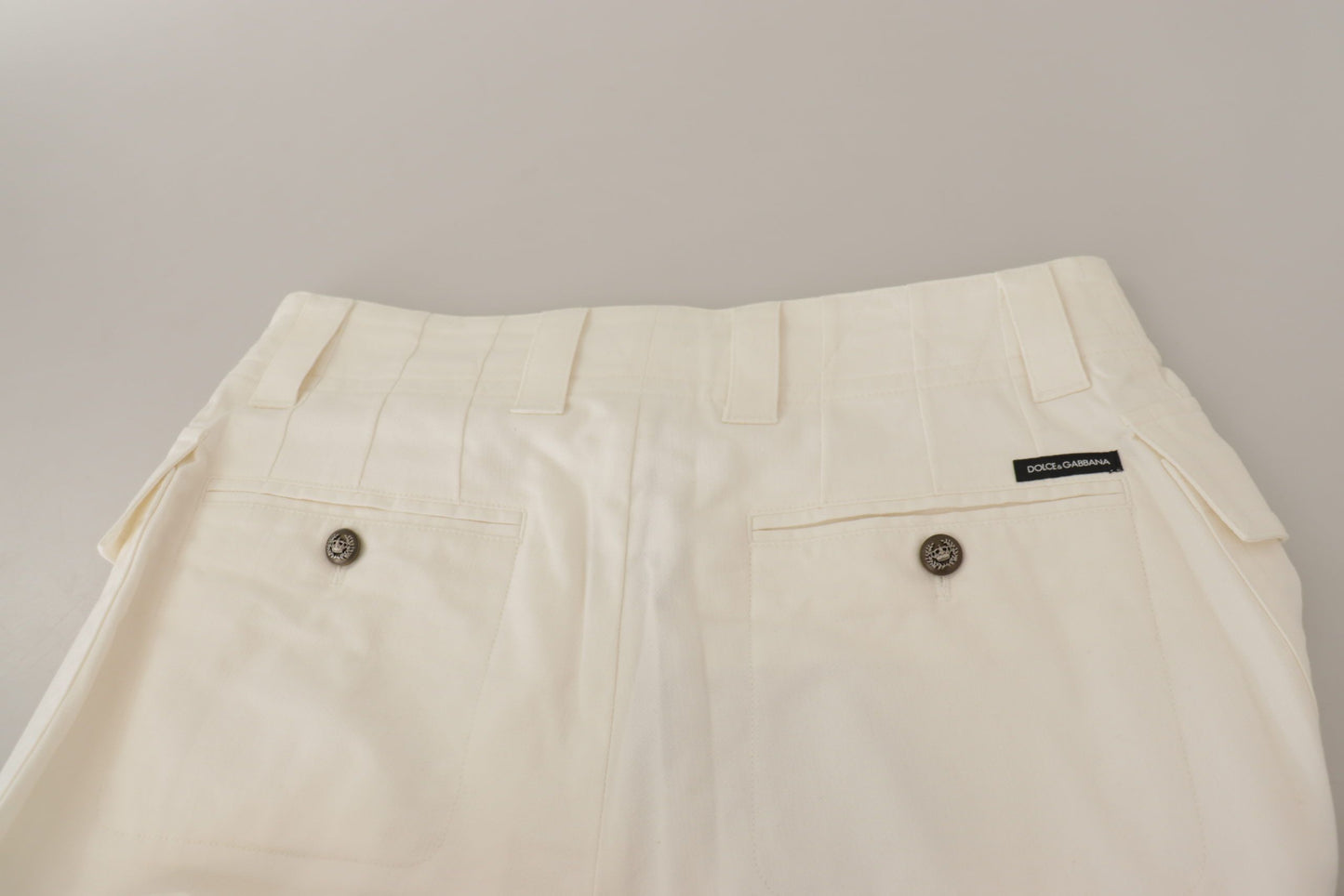 Eleganti pantaloni bianchi a vita alta affusolati