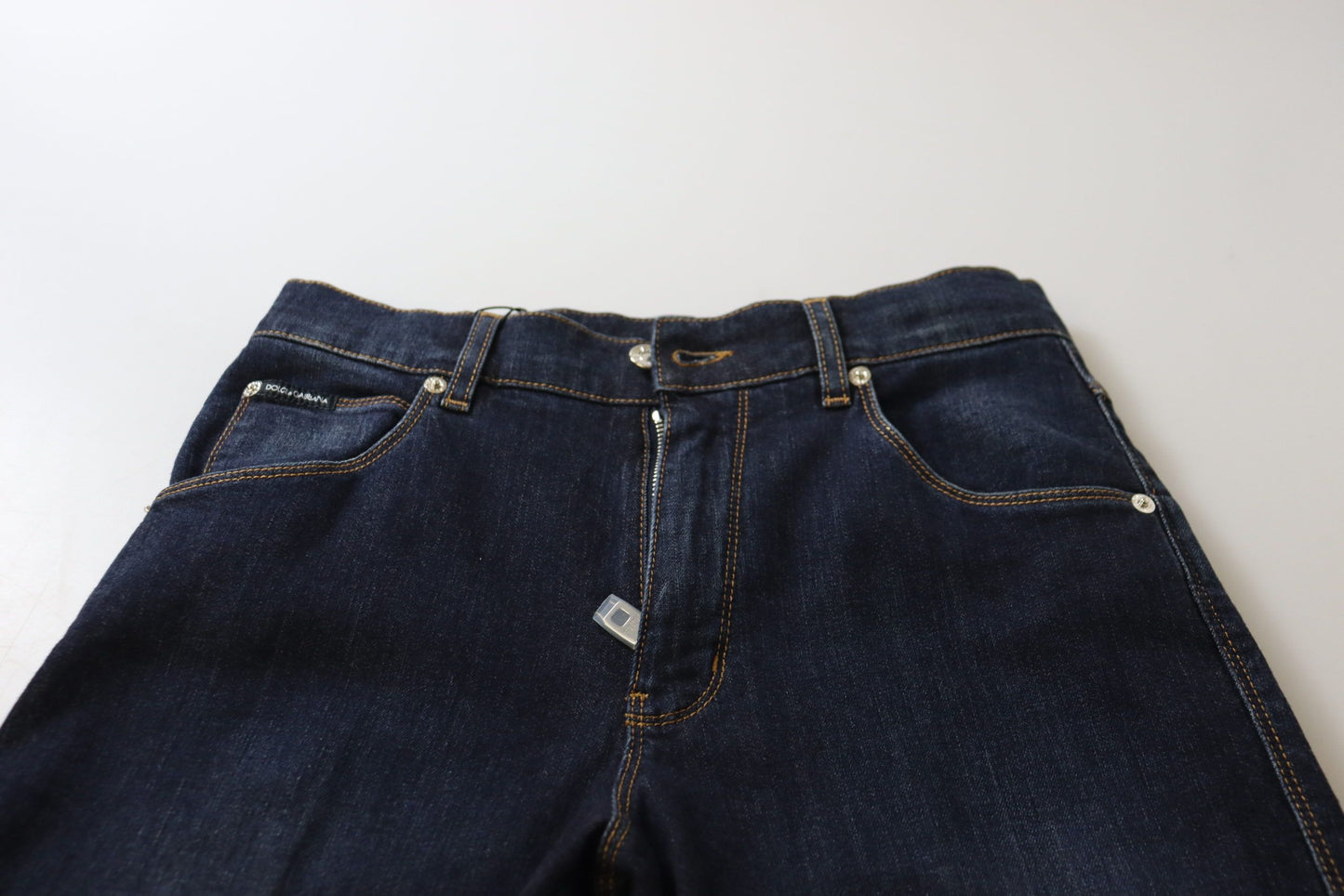 Esalta il tuo stile in denim con i jeans skinny a vita alta