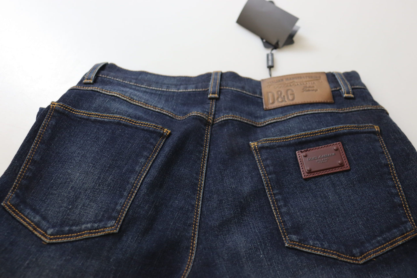 Esalta il tuo stile in denim con i jeans skinny a vita alta