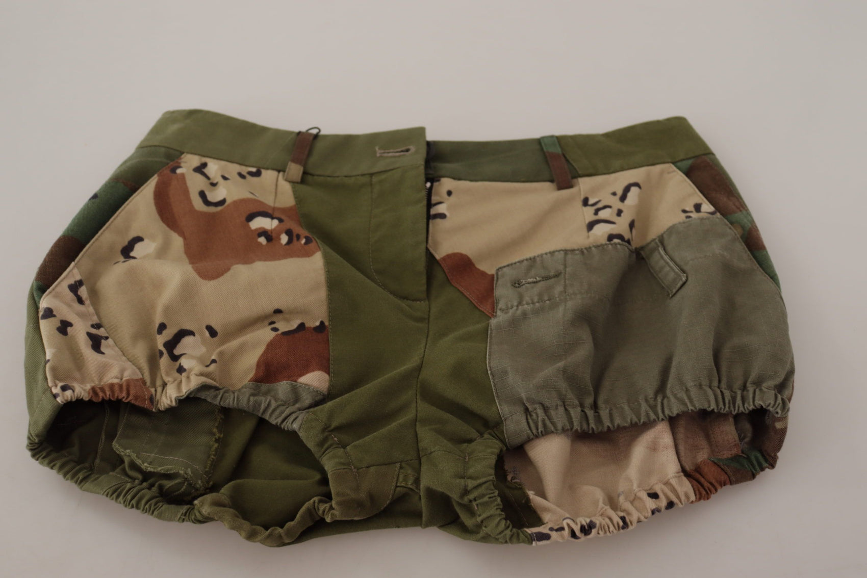 Armeegrüne Hotpants mit hoher Taille