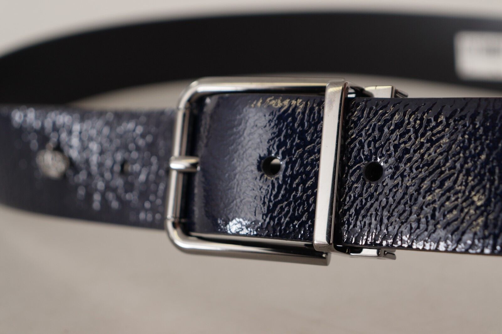 Elegante cintura in pelle blu con fibbia argentata