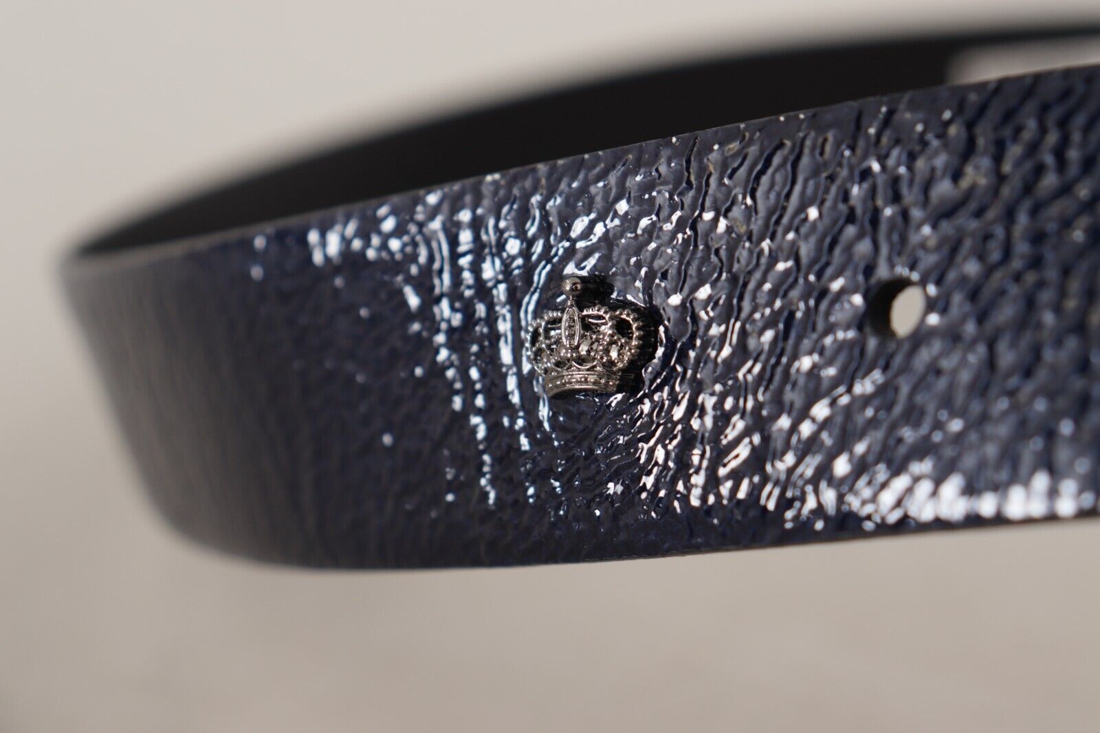 Elegante cintura in pelle blu con fibbia argentata