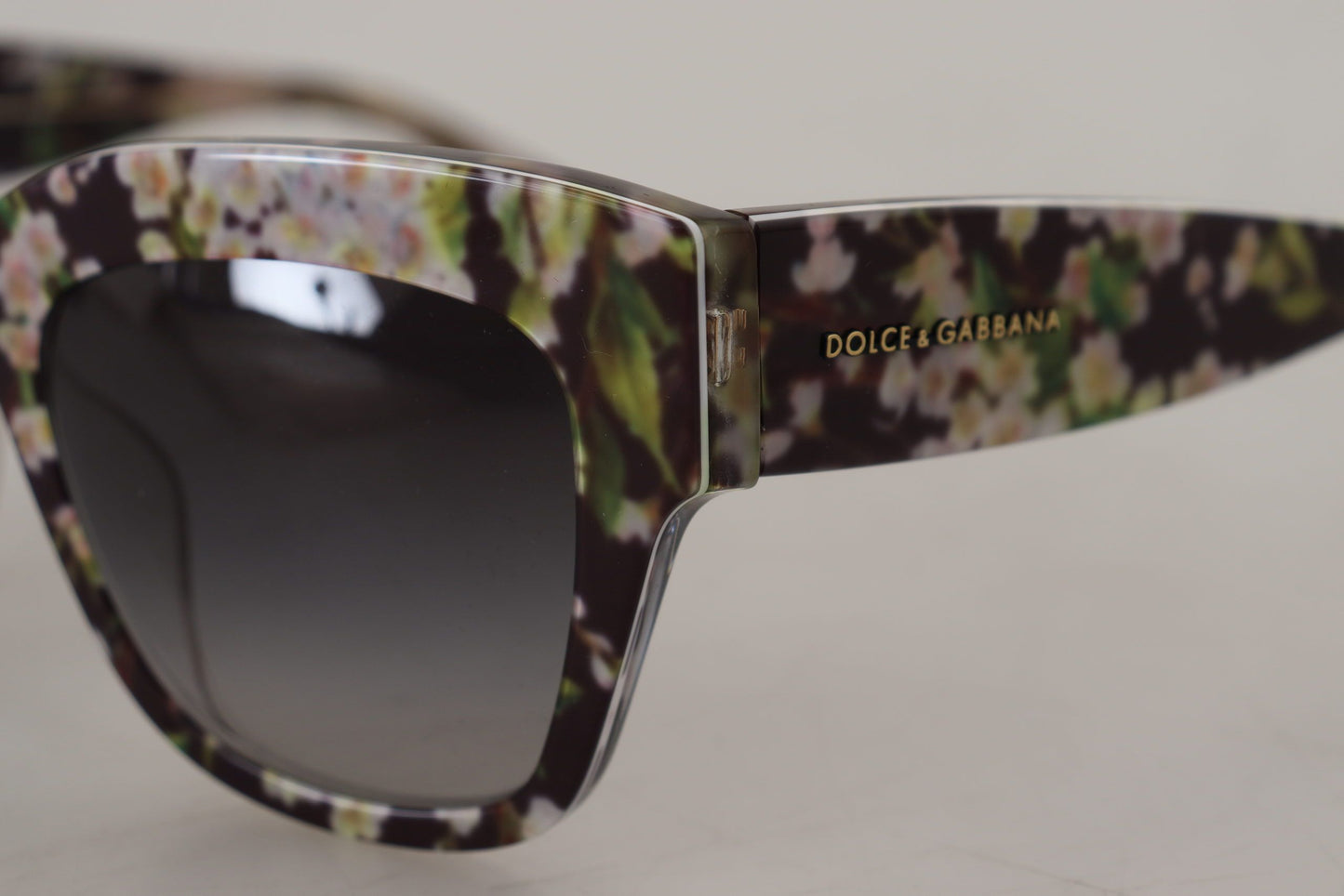 Elegante Sonnenbrille mit mehrfarbigem Farbverlauf