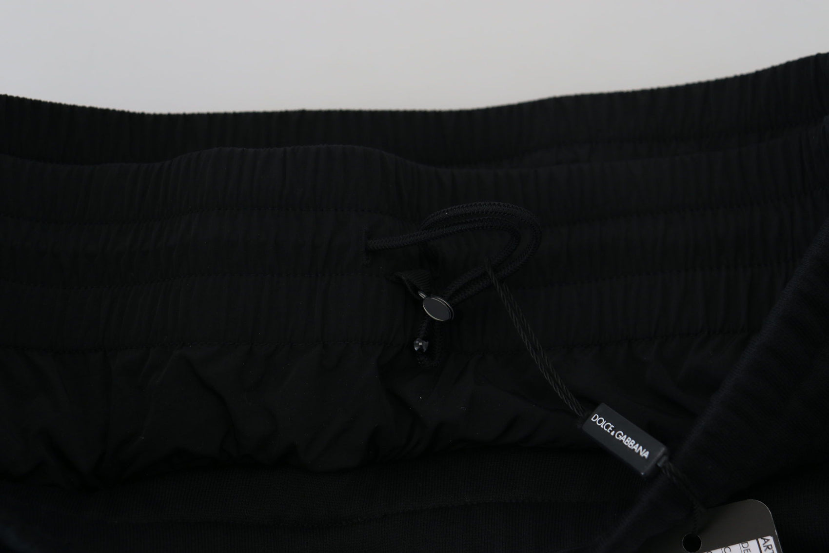 Verschönern Sie Ihren Sommer: Klassische schwarze Bermuda-Shorts