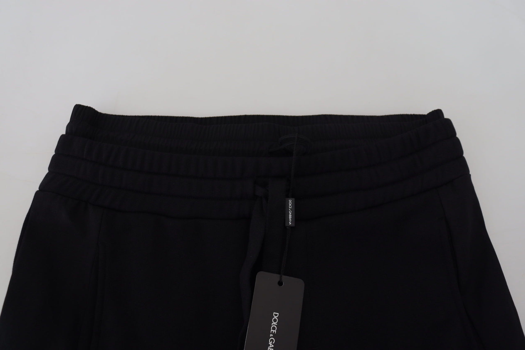 Verschönern Sie Ihren Sommer: Klassische schwarze Bermuda-Shorts