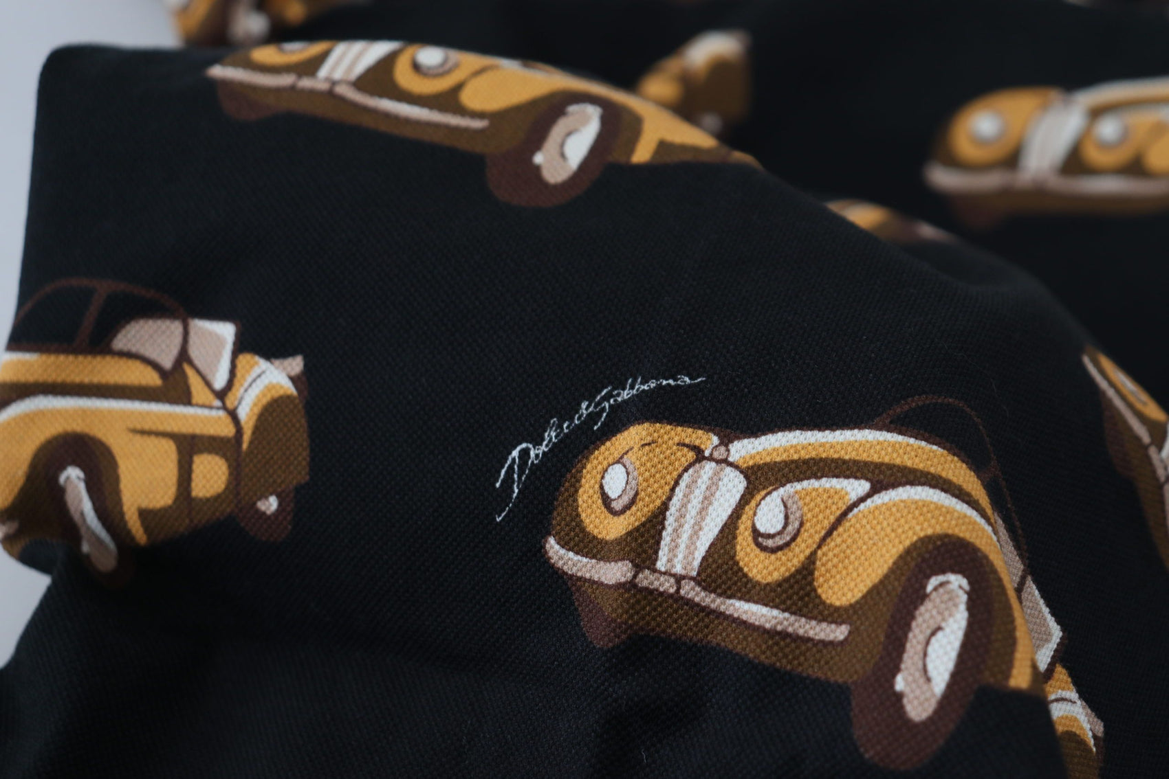 Elegantes Polo-T-Shirt mit Auto-Print in Schwarz