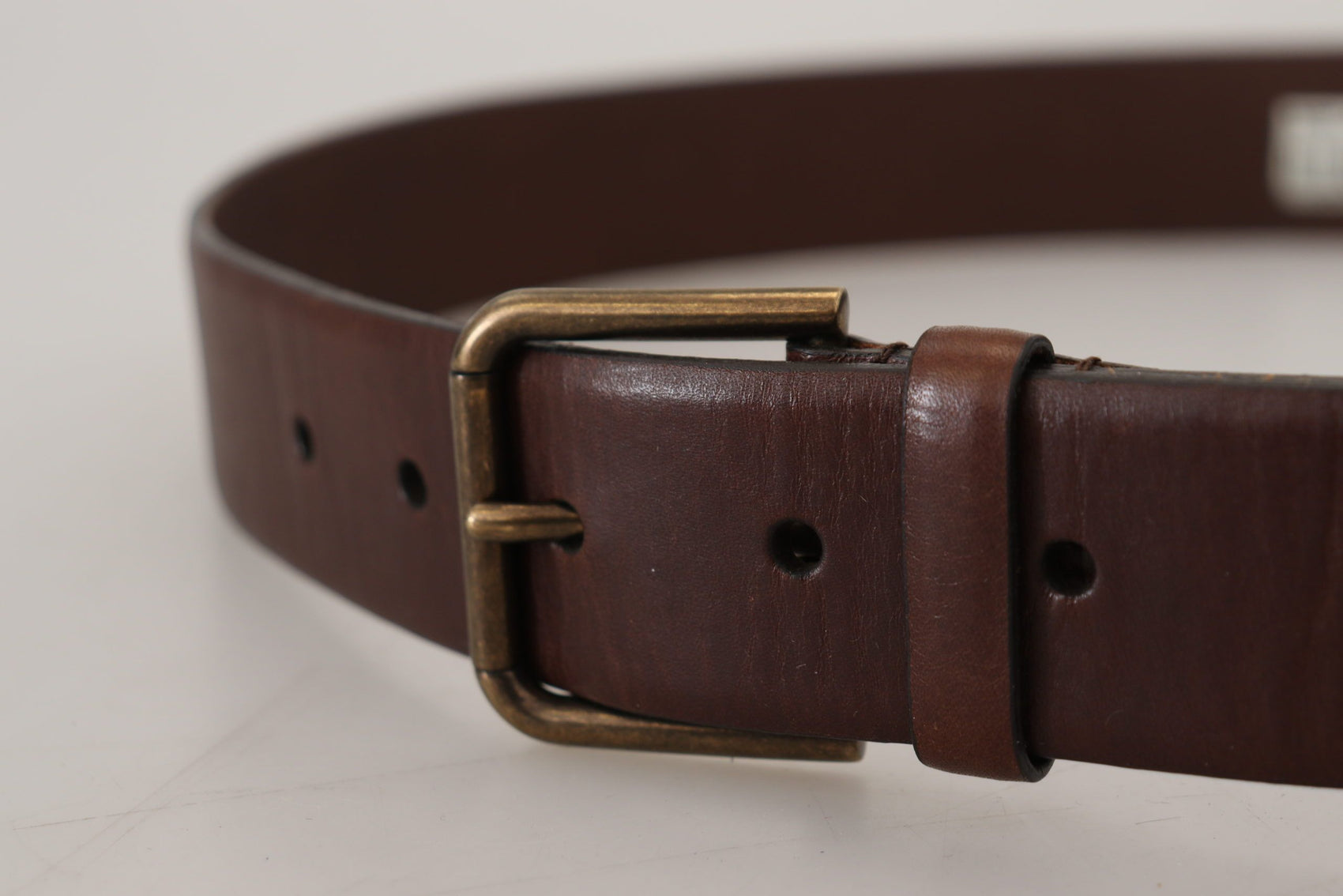 Elegante cintura in pelle marrone con fibbia in metallo