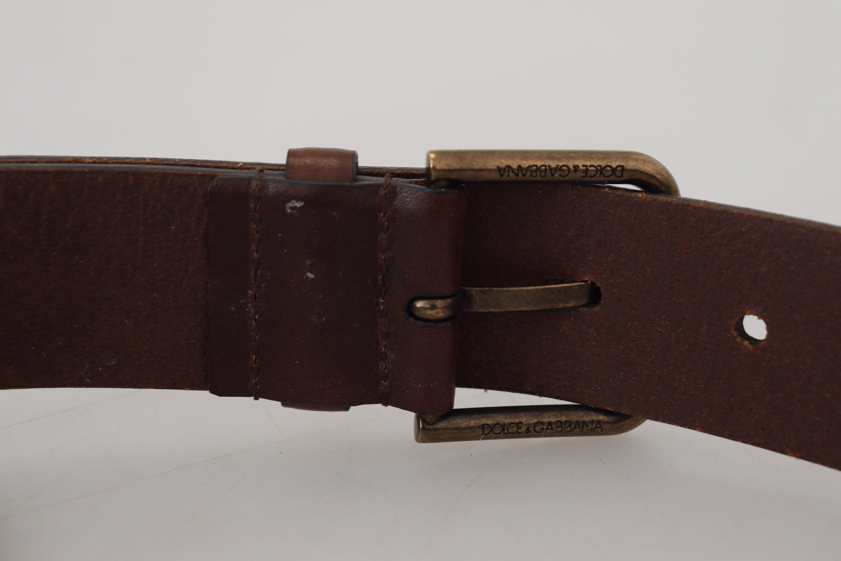 Elegante cintura in pelle marrone con fibbia in metallo
