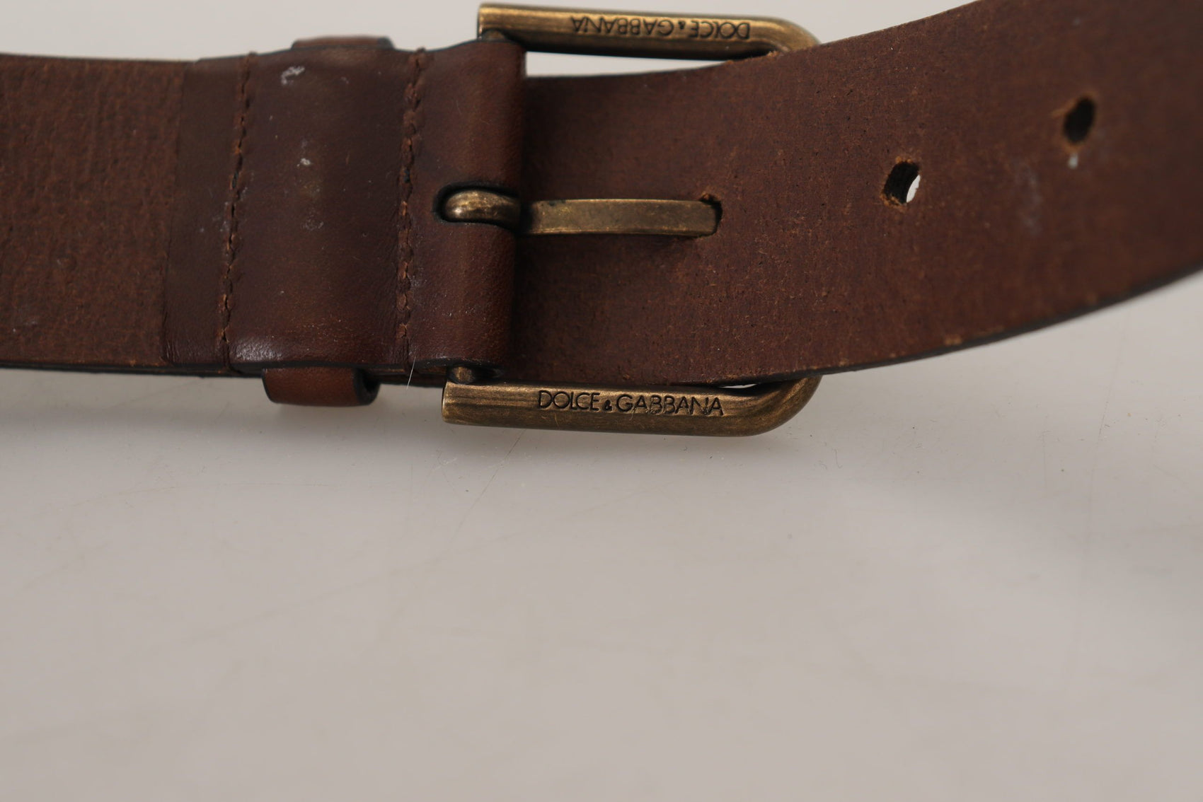 Elegante cintura in pelle marrone con fibbia in metallo