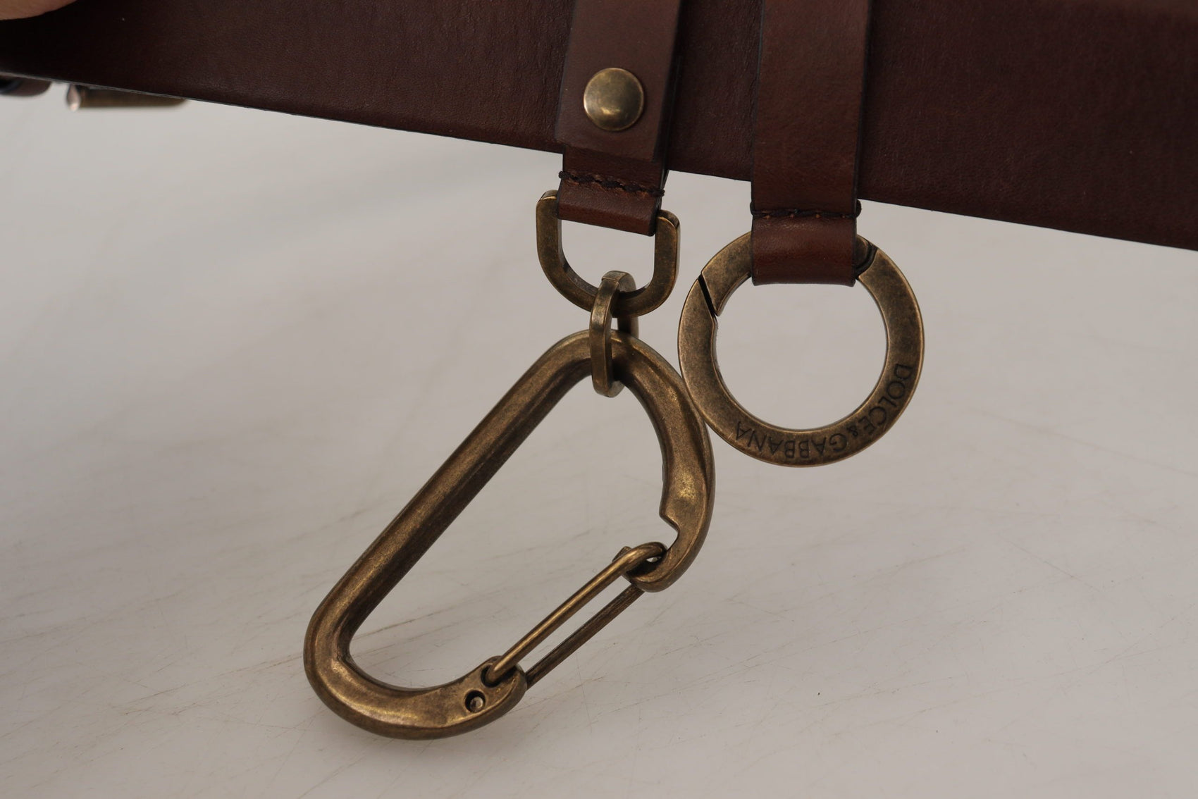 Elegante cintura in pelle marrone con fibbia in metallo