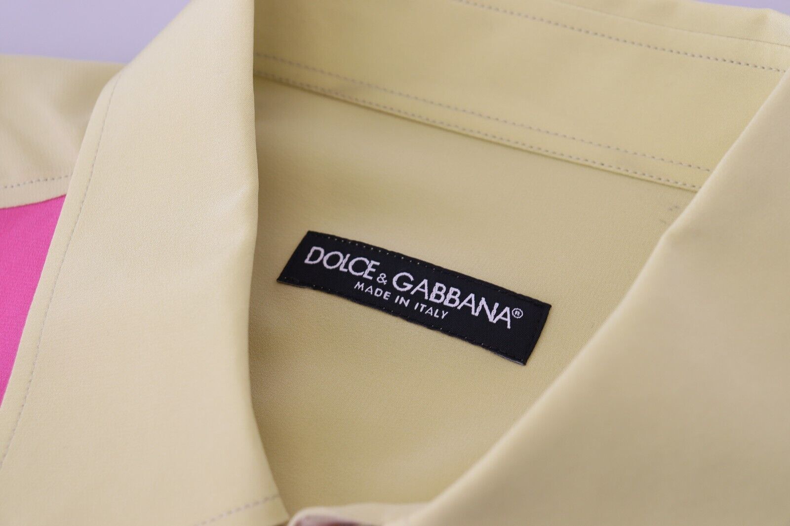 Elegante camicia in seta multicolore con bottoni