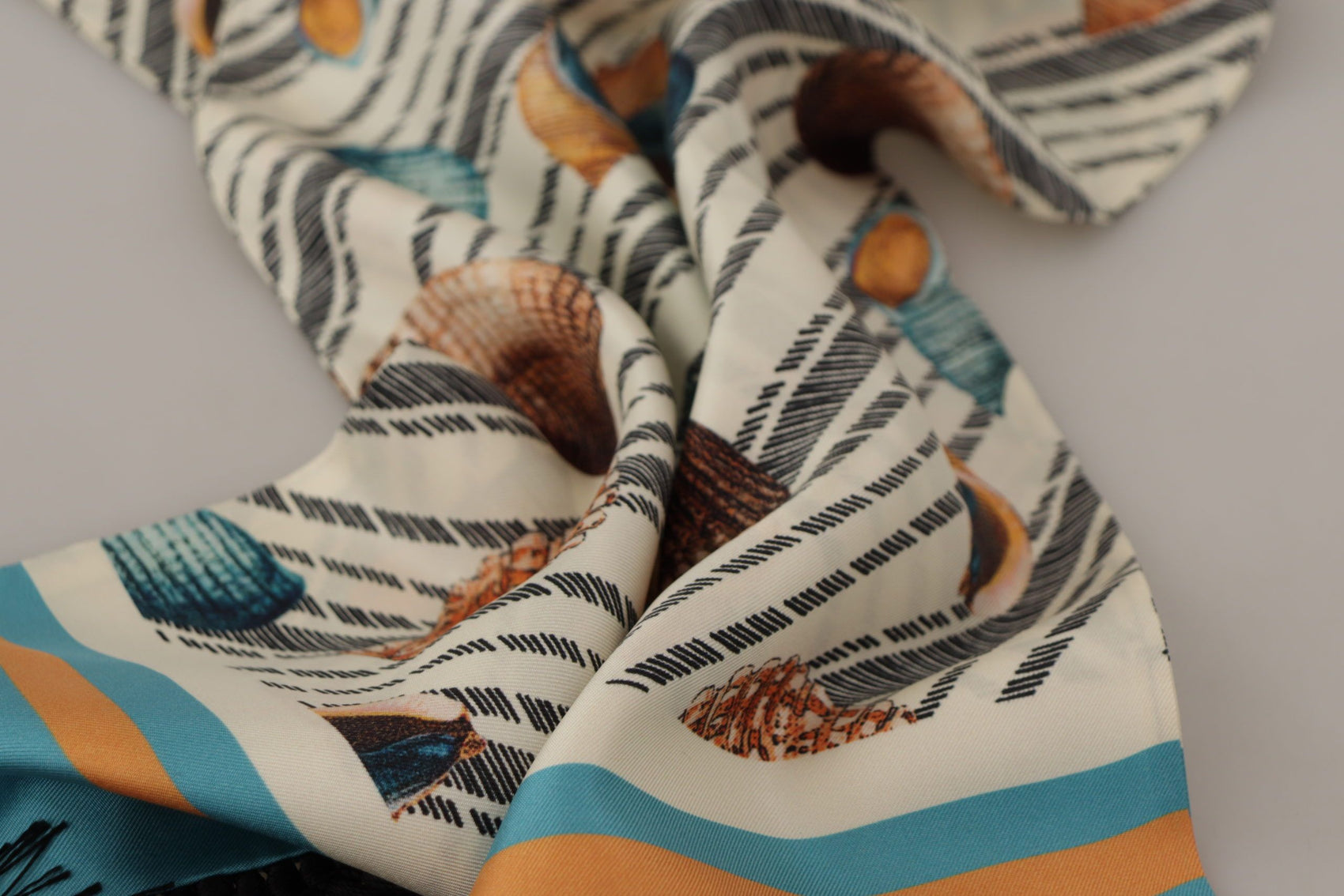 Sciarpa stampata in seta multicolore con conchiglie