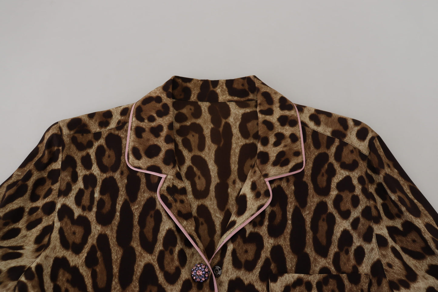 Elegante top in seta con stampa leopardata e colletto