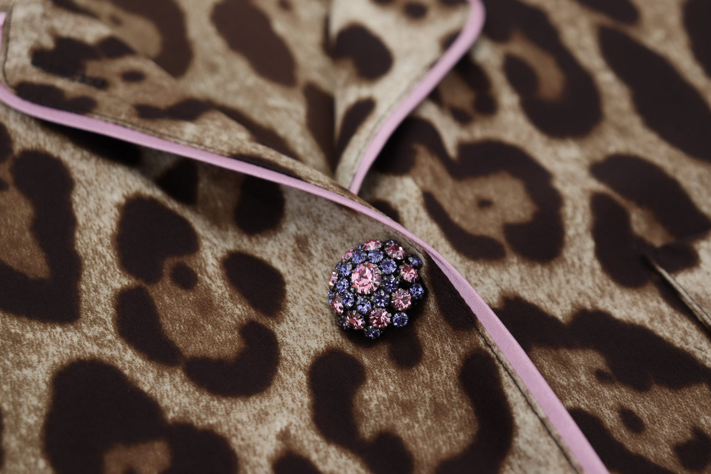 Elegante top in seta con stampa leopardata e colletto