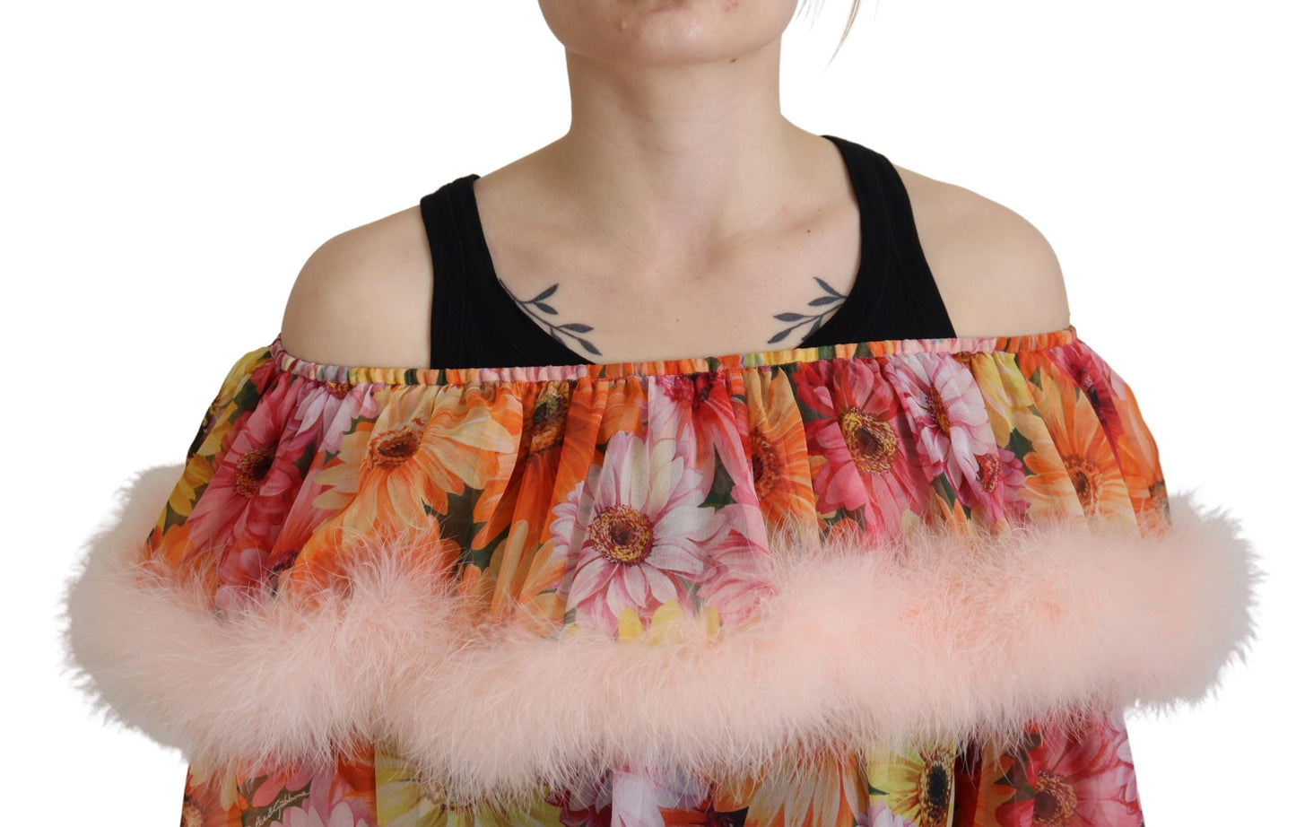 Elegante camicetta floreale in seta con spalle scoperte