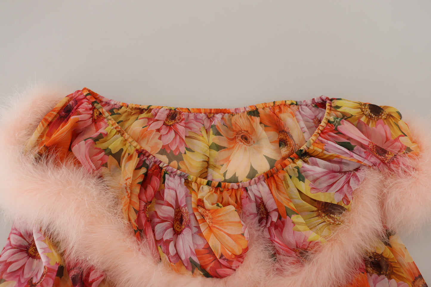 Elegante camicetta floreale in seta con spalle scoperte