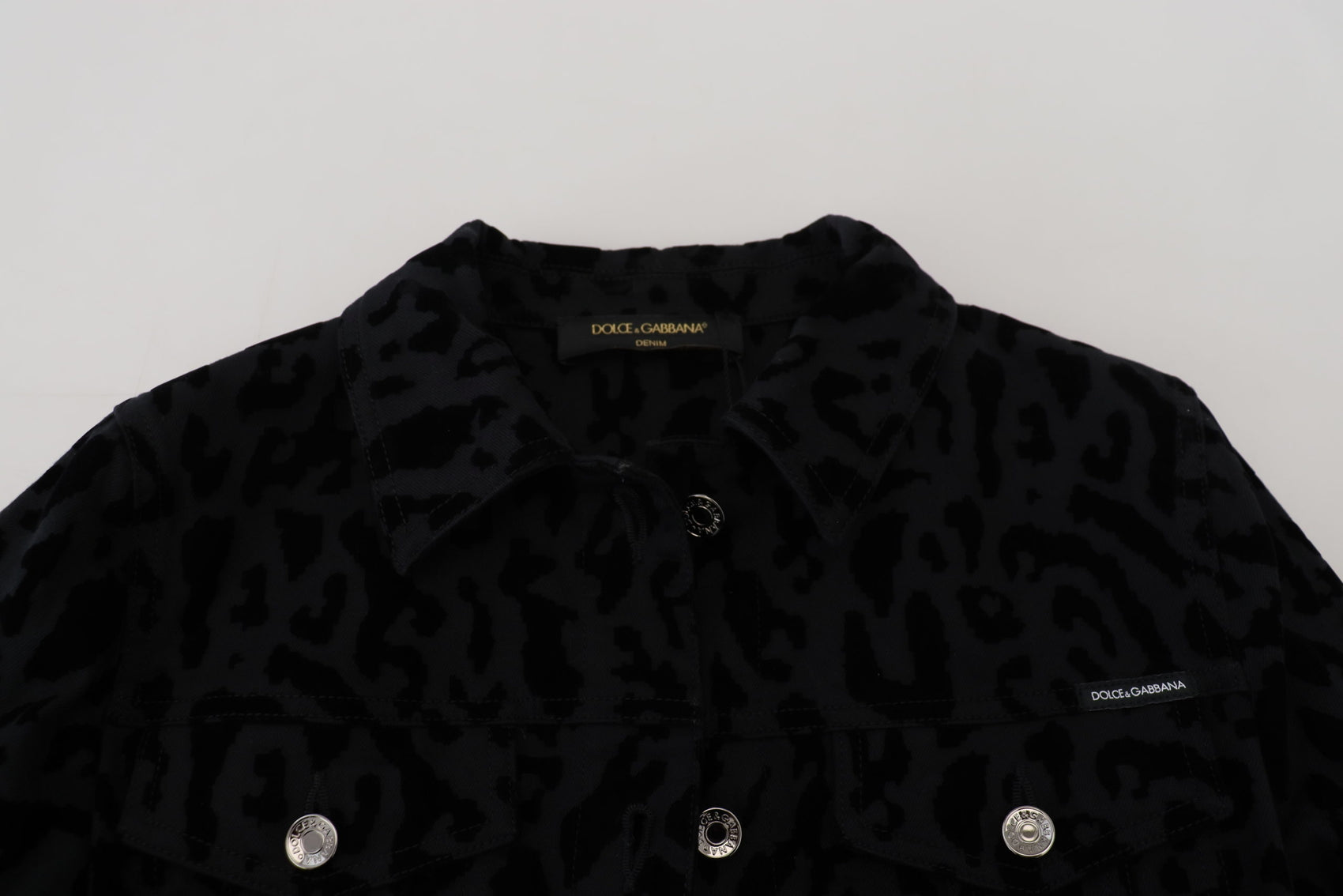 Giacca in denim con motivo leopardato chic