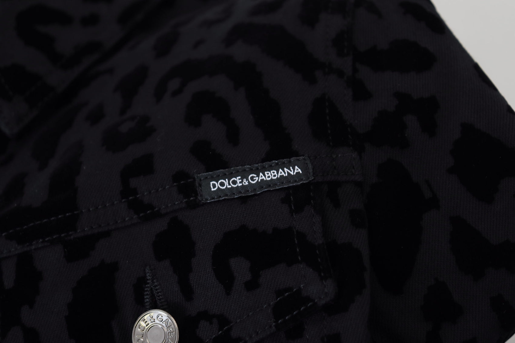 Giacca in denim con motivo leopardato chic
