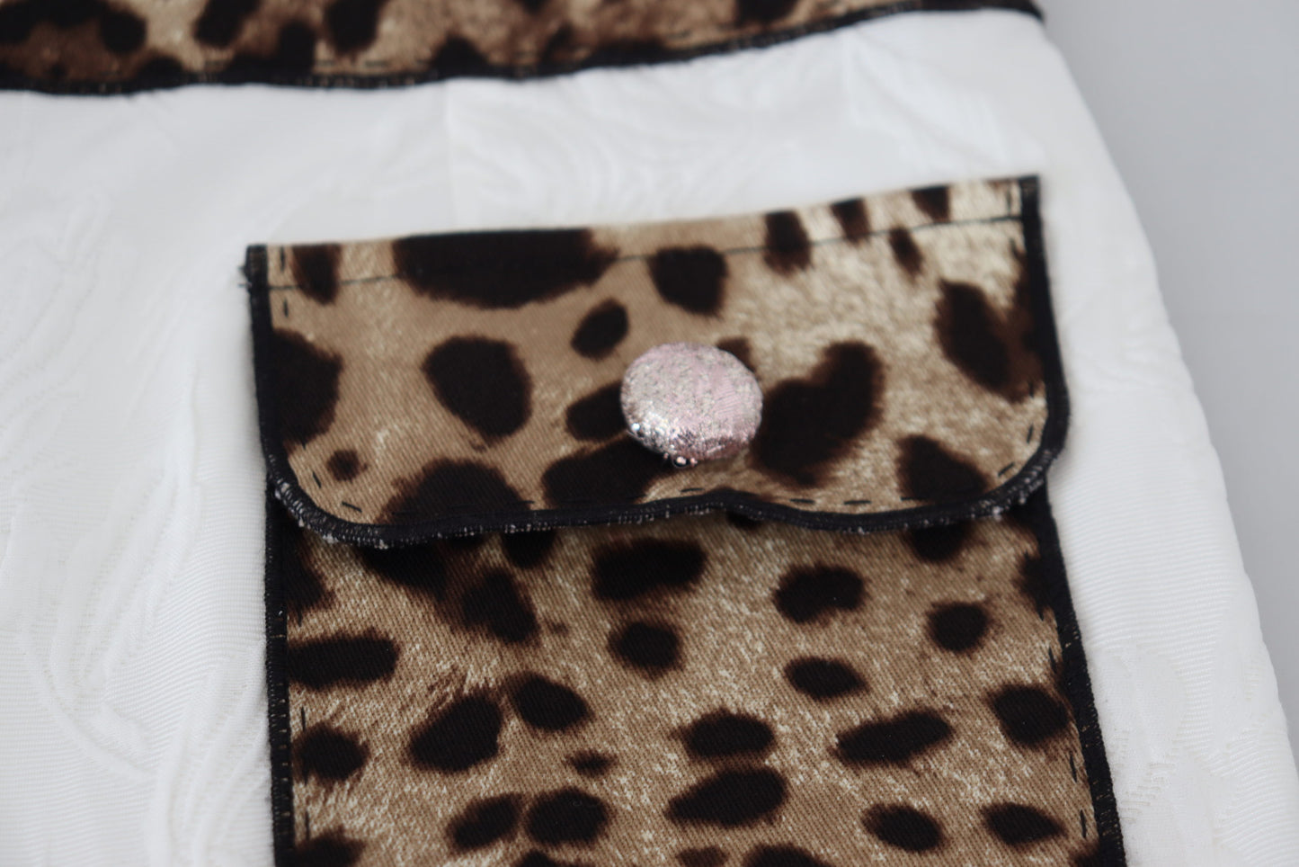 Pantaloni eleganti con stampa leopardata per uno stile sofisticato