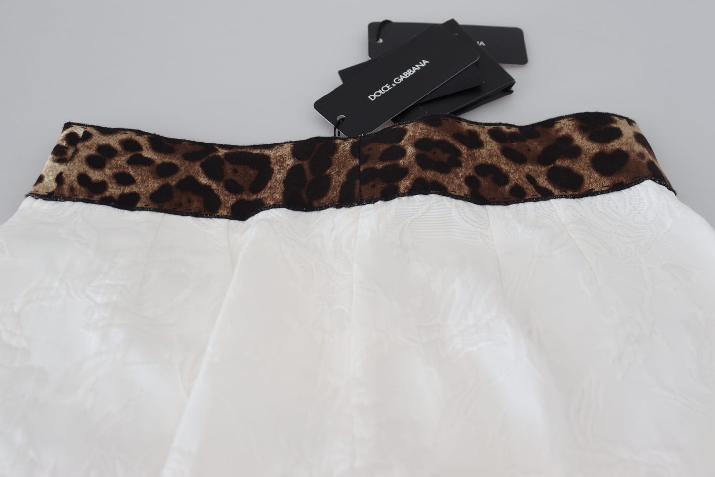 Pantaloni eleganti con stampa leopardata per uno stile sofisticato