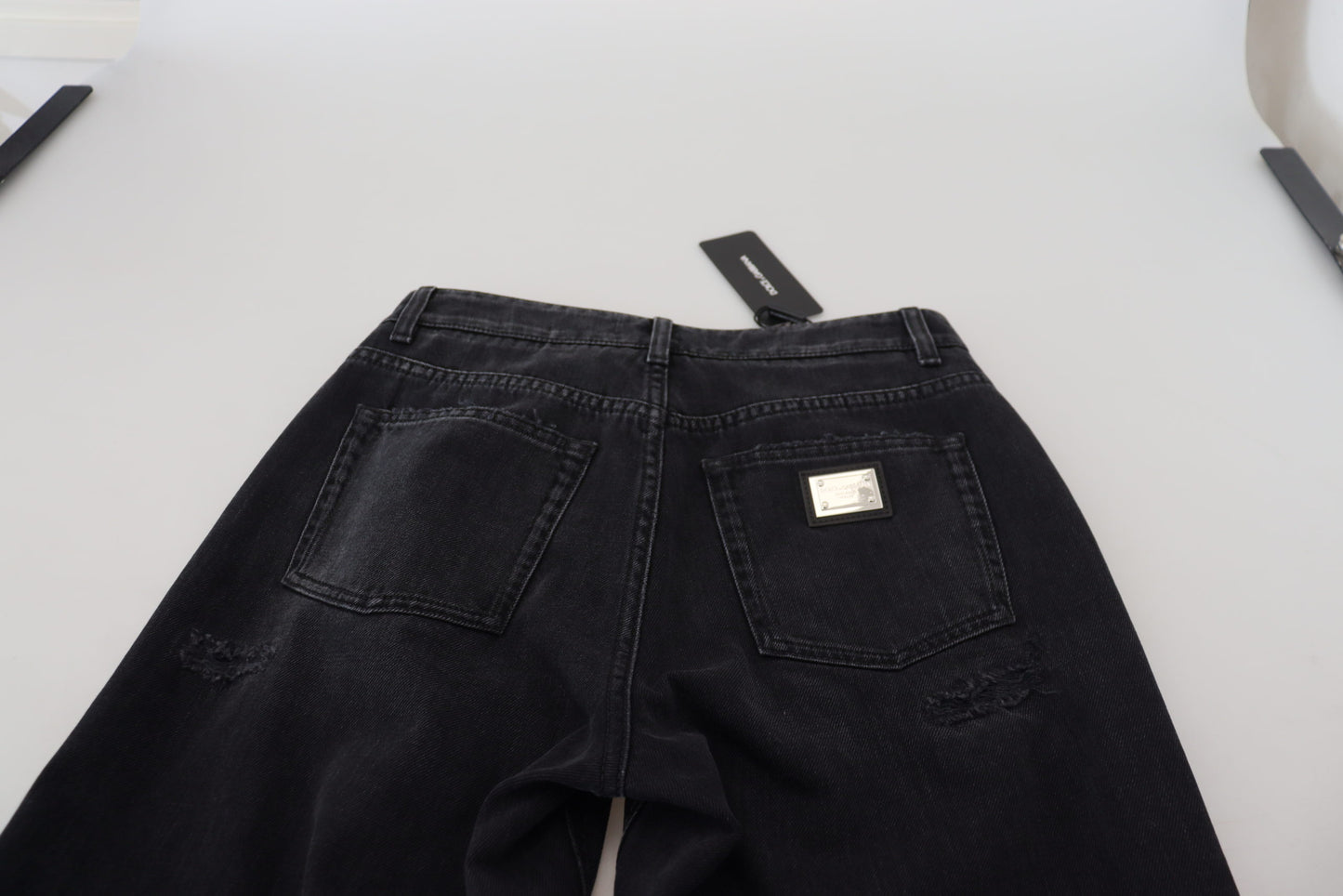 Pantaloni in denim nero chic: valorizza il tuo guardaroba