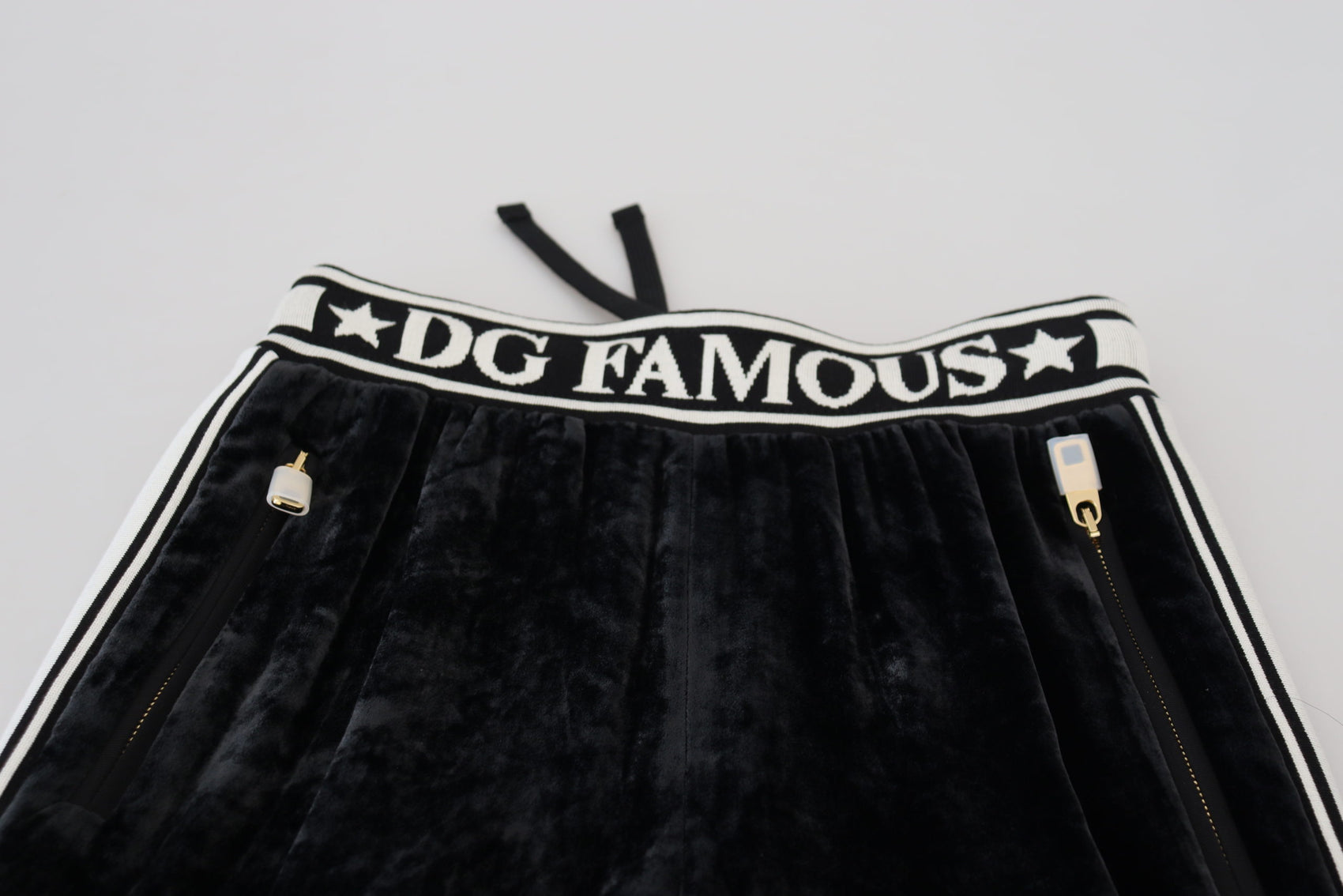 Elegante Samthose – Zeitloser Schwarzer Luxus