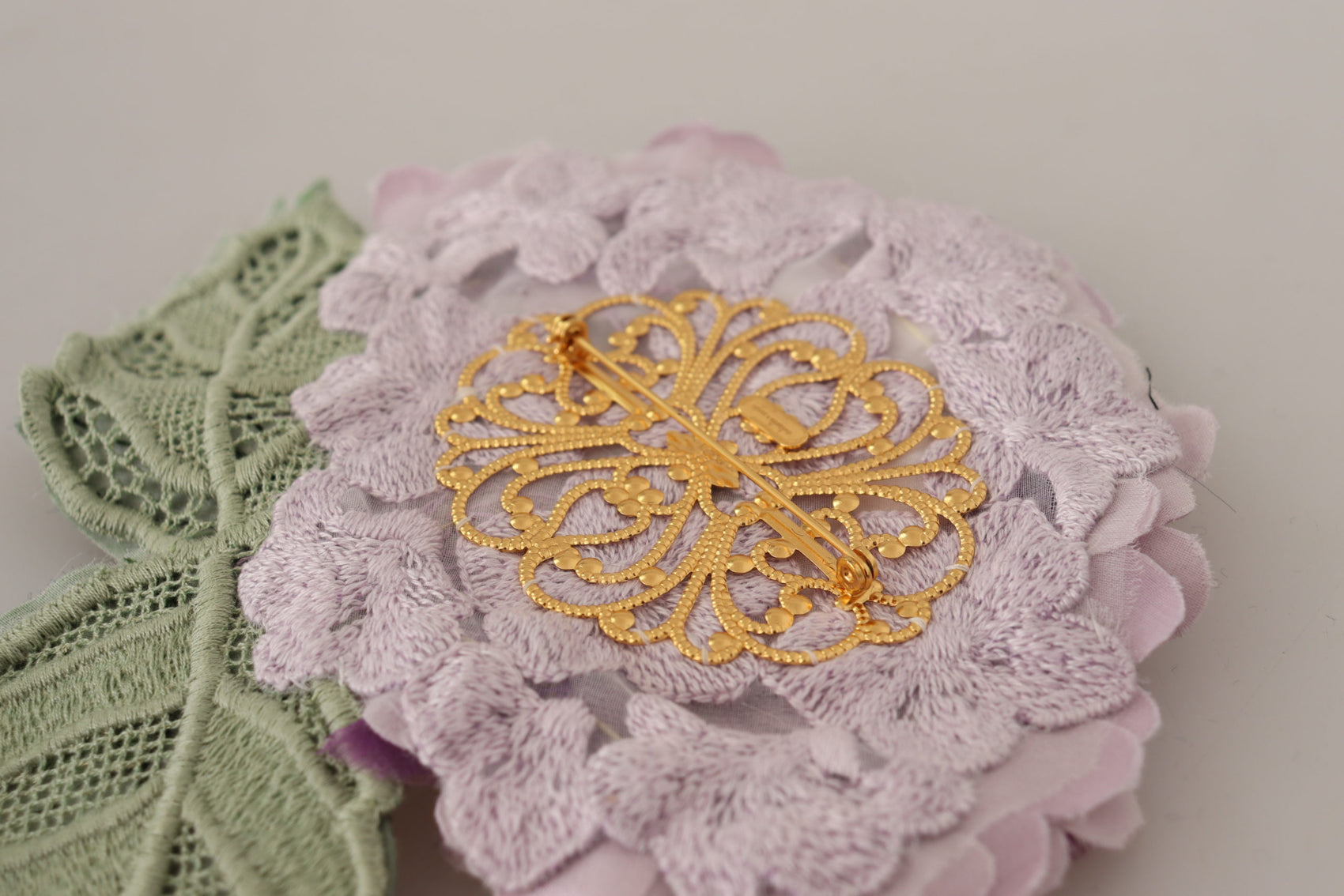 Elegante Brosche aus Seidenmischung mit Blumenmuster in Lila