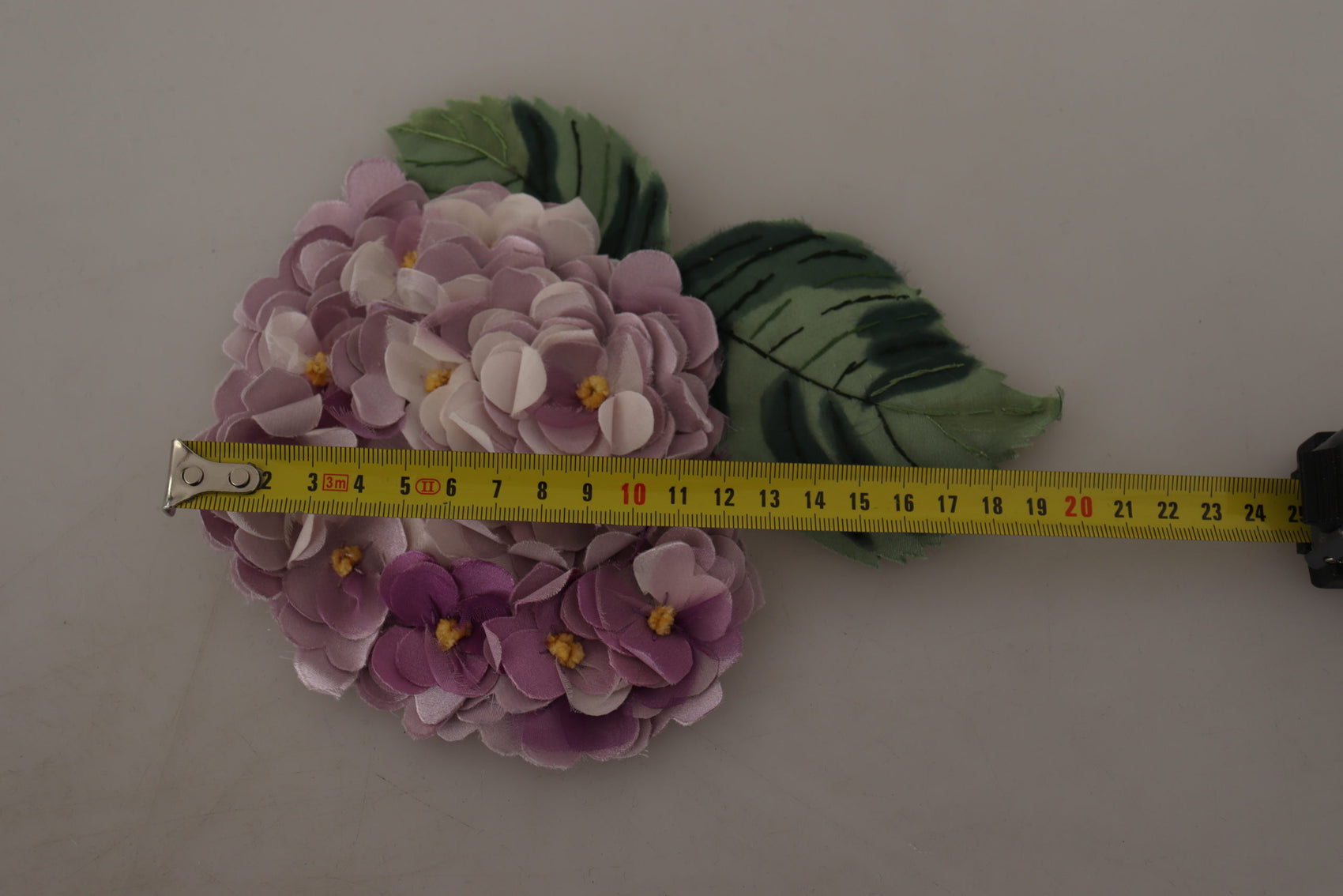 Elegante Brosche aus Seidenmischung mit Blumenmuster in Lila