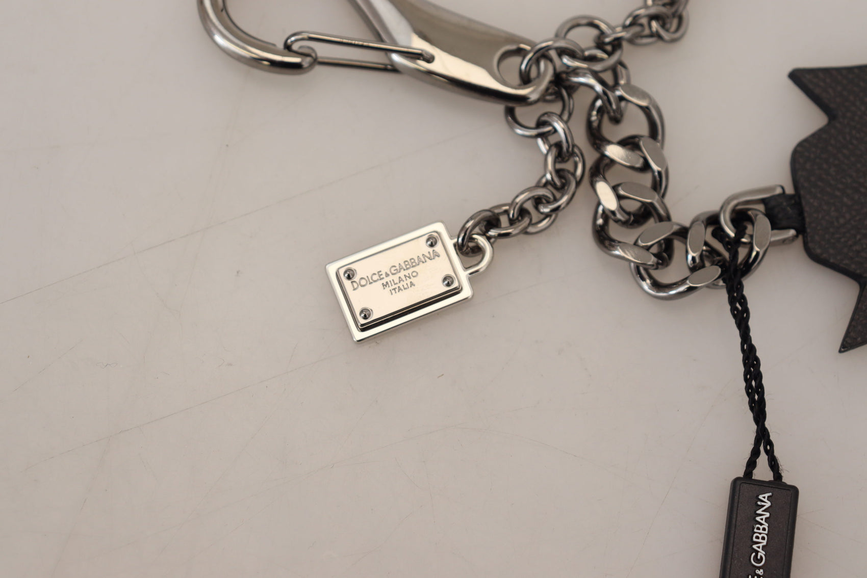 Elegante portachiavi di design in argento e nero