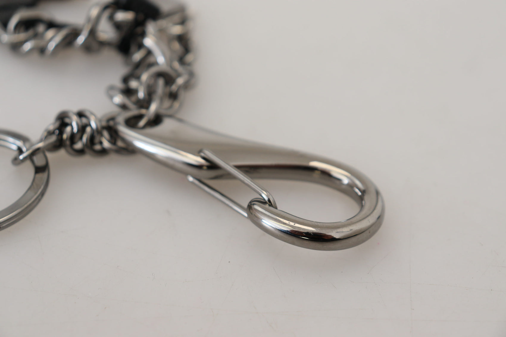 Elegante portachiavi di design in argento e nero