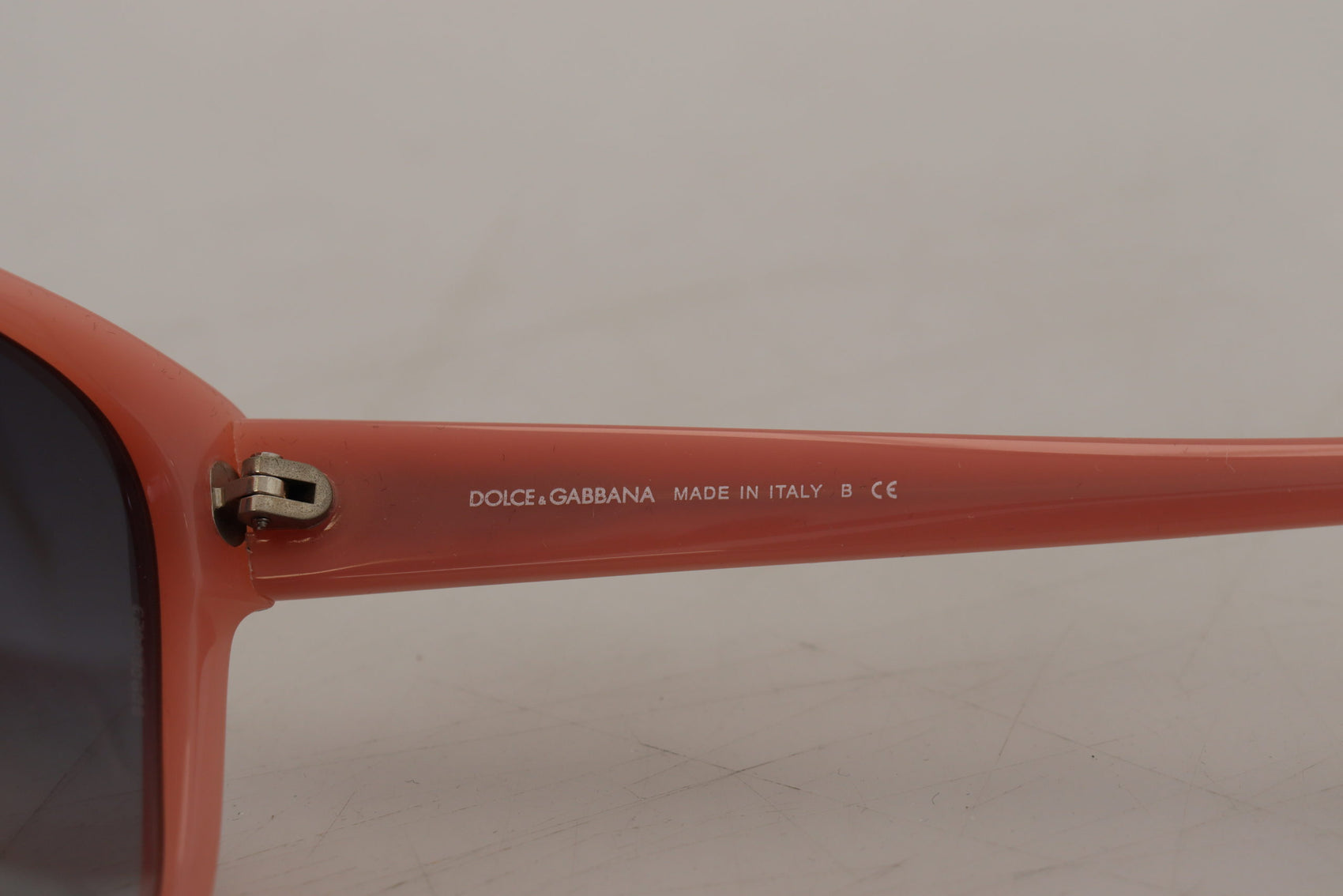 Elegante Sonnenbrille mit rosa Farbverlauf
