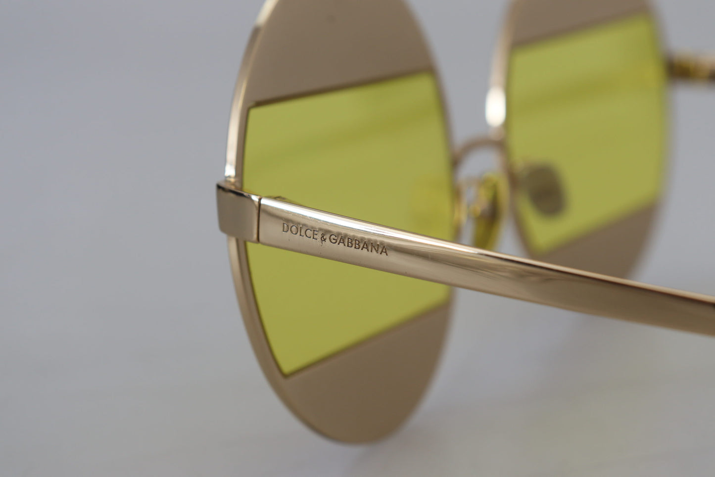 Ovale Sonnenbrille in Gold mit Kristallverzierung