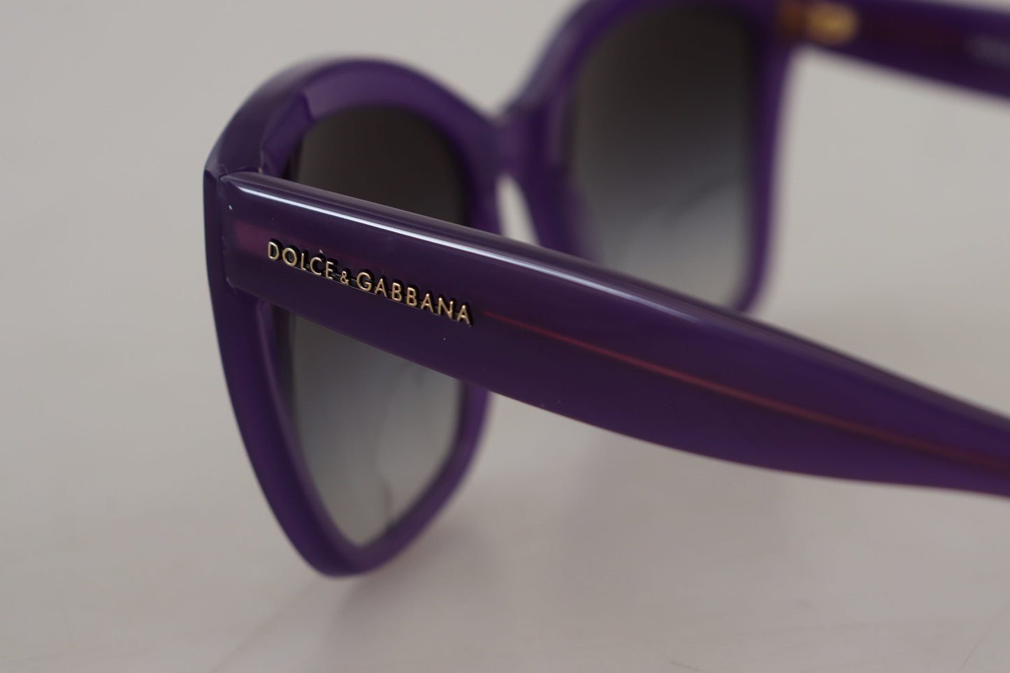 Elegante Sonnenbrille mit violetten Verlaufsgläsern