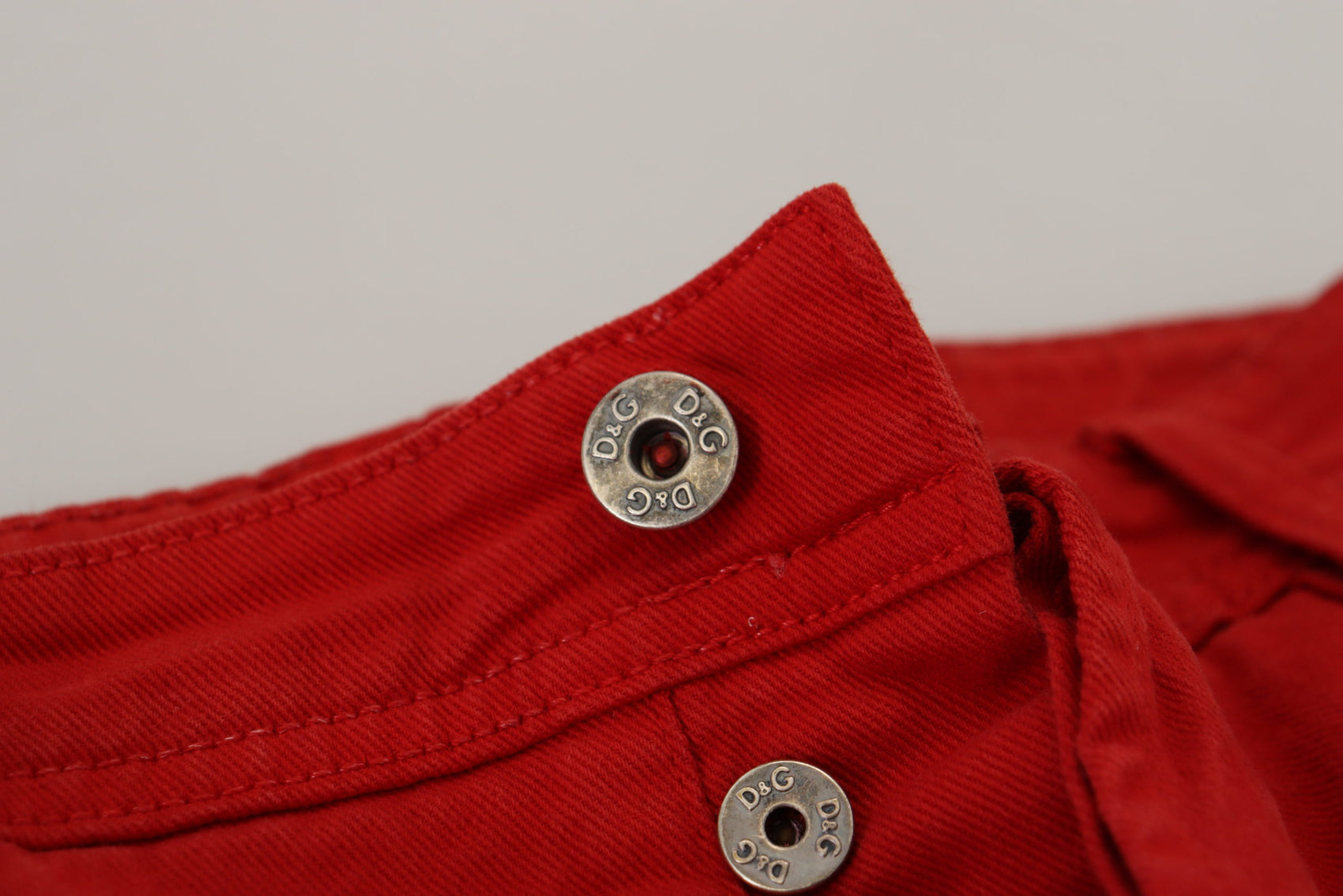 Schicke rote Baumwoll-Jeanshose