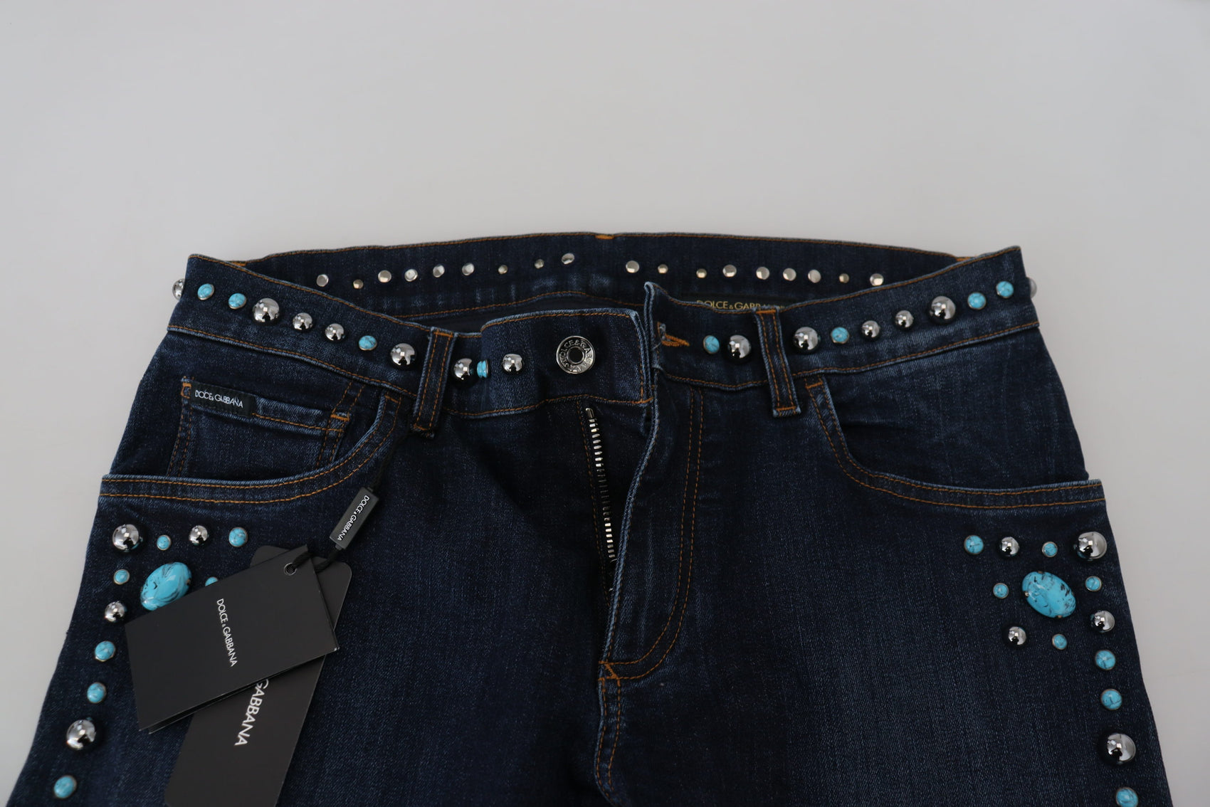 Jeans mit Nieten und Opulenz-Print
