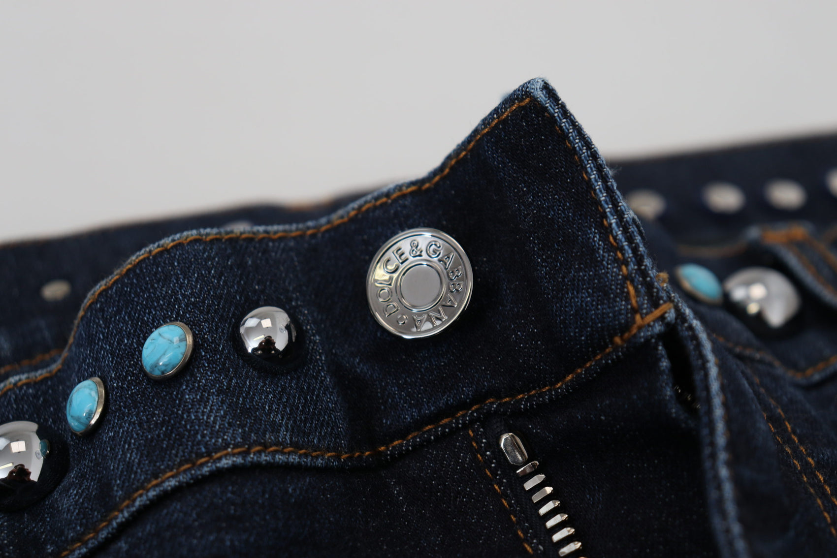 Jeans mit Nieten und Opulenz-Print